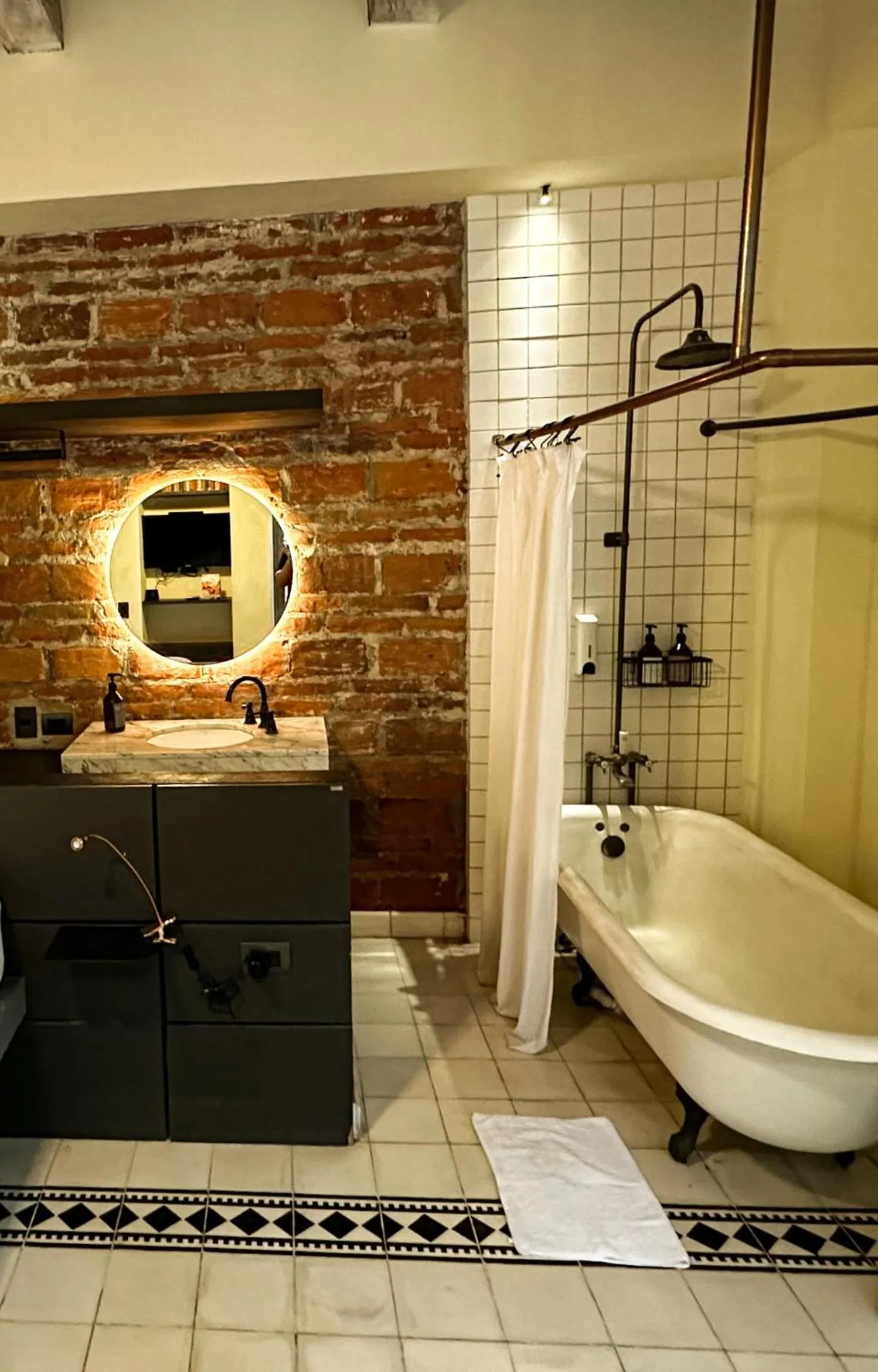 Bath in Casa Charlotte - Alma Hotels