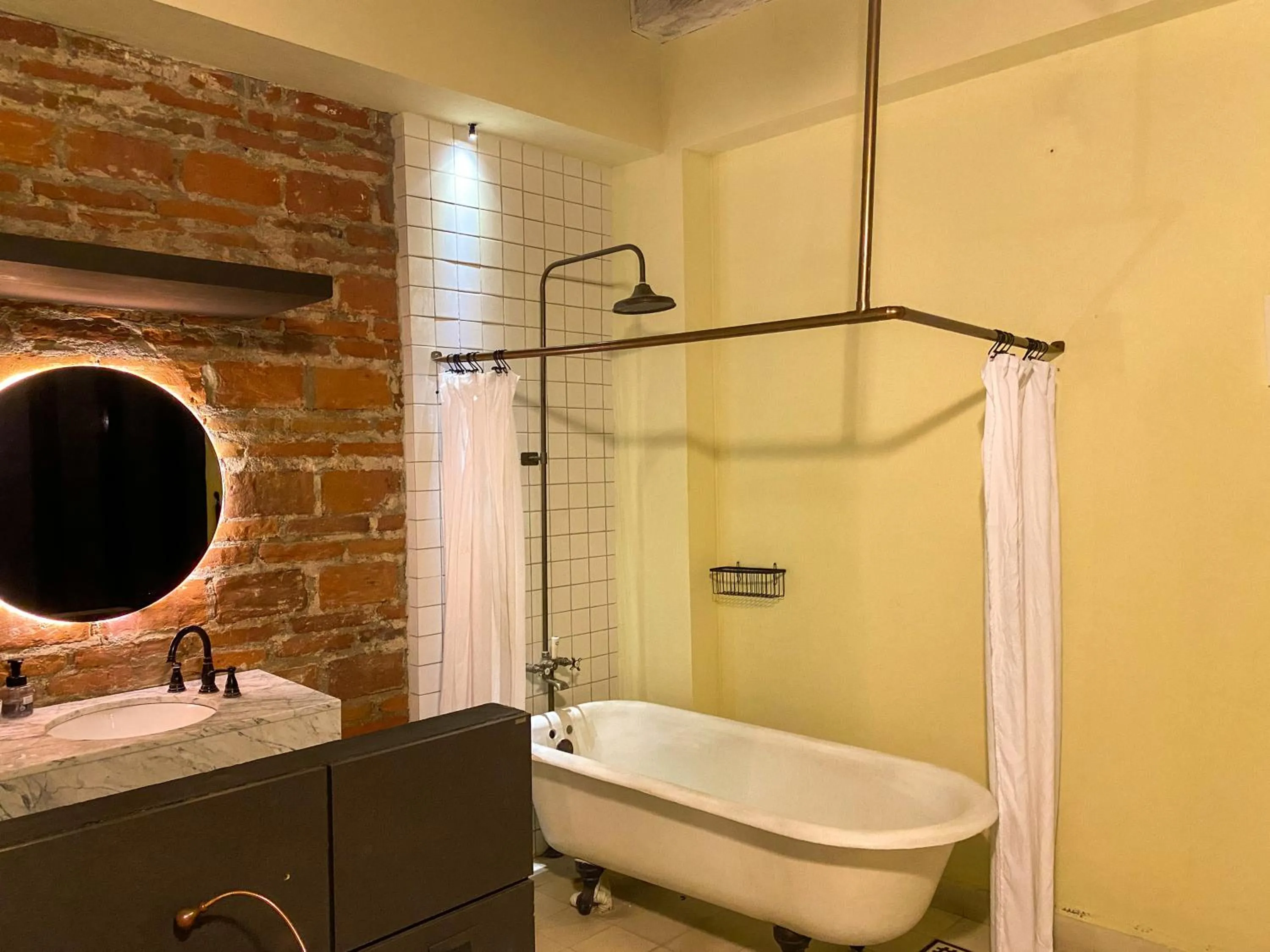 Bath in Casa Charlotte - Alma Hotels