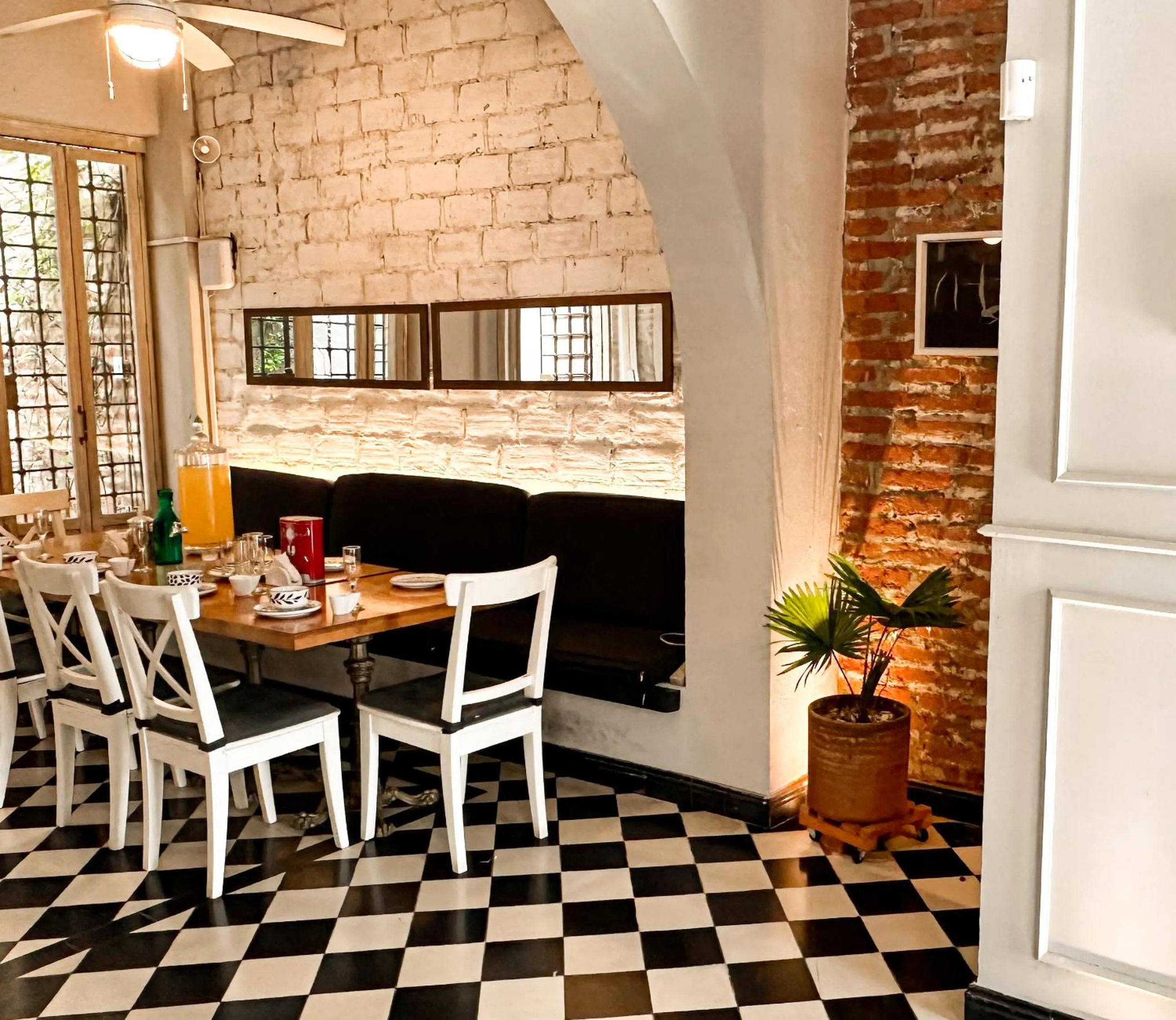 Dining area in Casa Charlotte - Alma Hotels