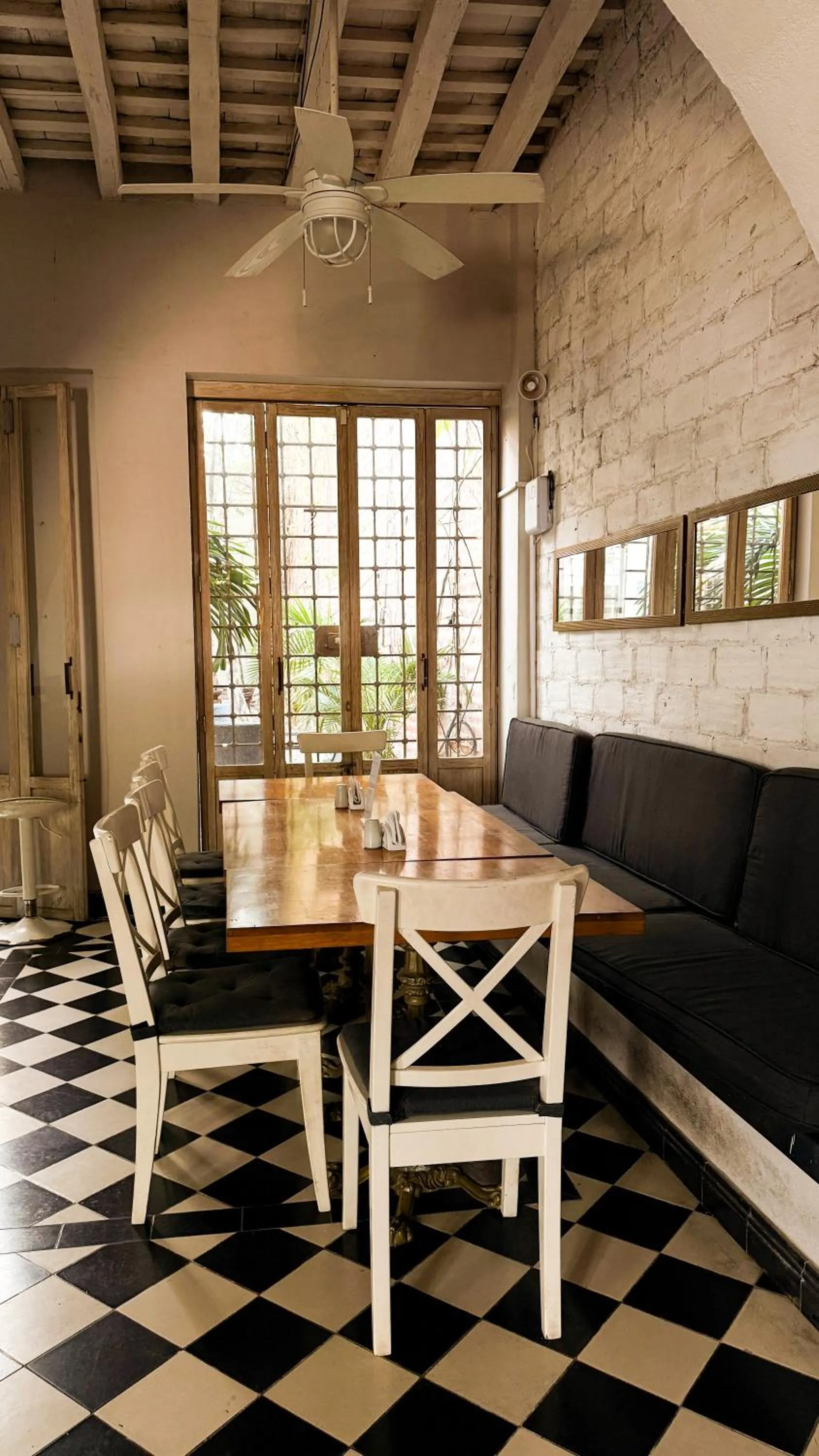 Dining area in Casa Charlotte - Alma Hotels