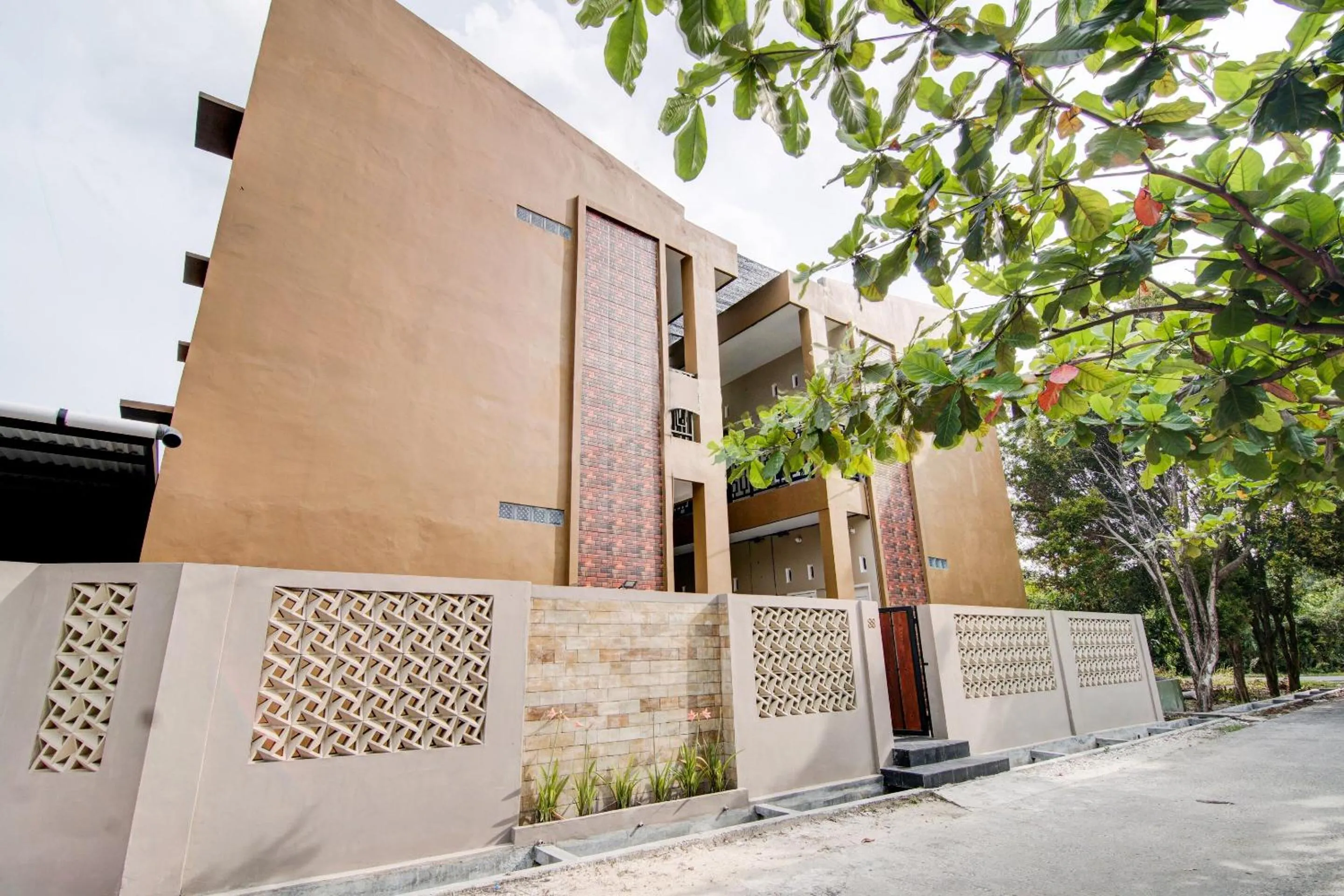 Facade/entrance in Hotel O Awi Stay Syariah Near SIMPANG KAWASAN INDUSTRI WILMAR PELINTUNG