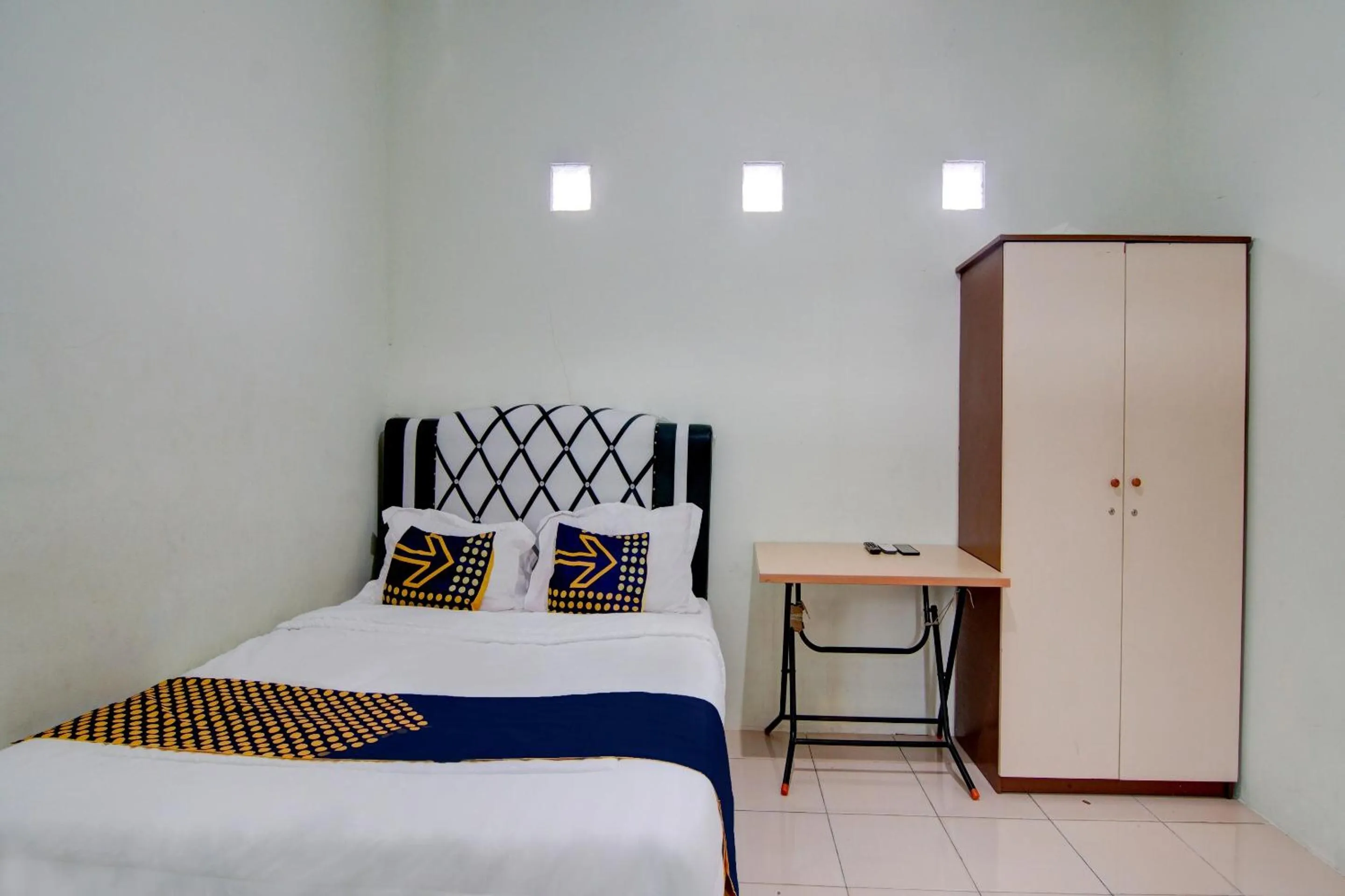 Bedroom, Bed in Hotel O Awi Stay Syariah Near SIMPANG KAWASAN INDUSTRI WILMAR PELINTUNG