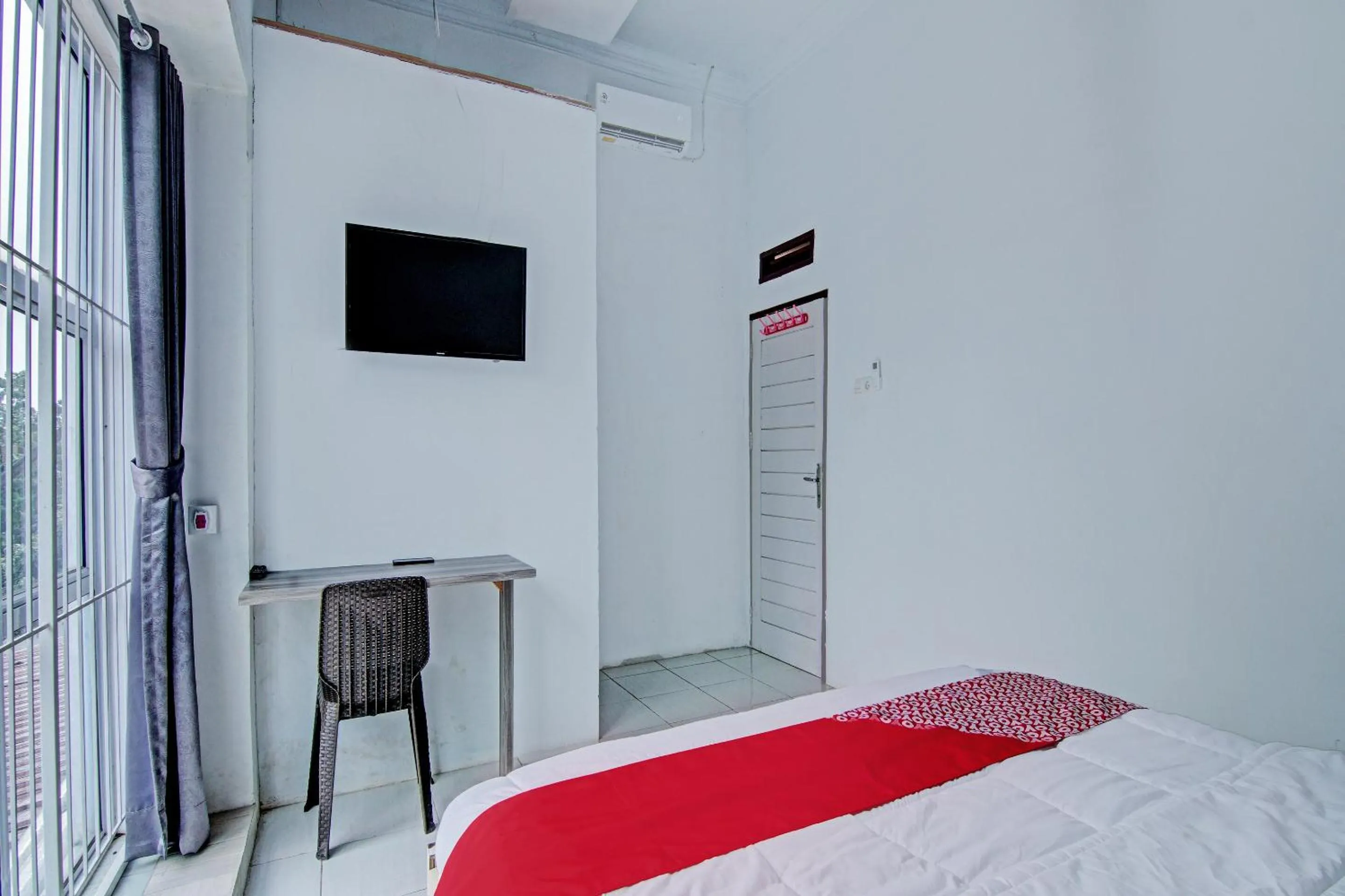 Bedroom, Bed in Hotel O Lestari Baru Syariah Near SMA Negeri 1 Salo