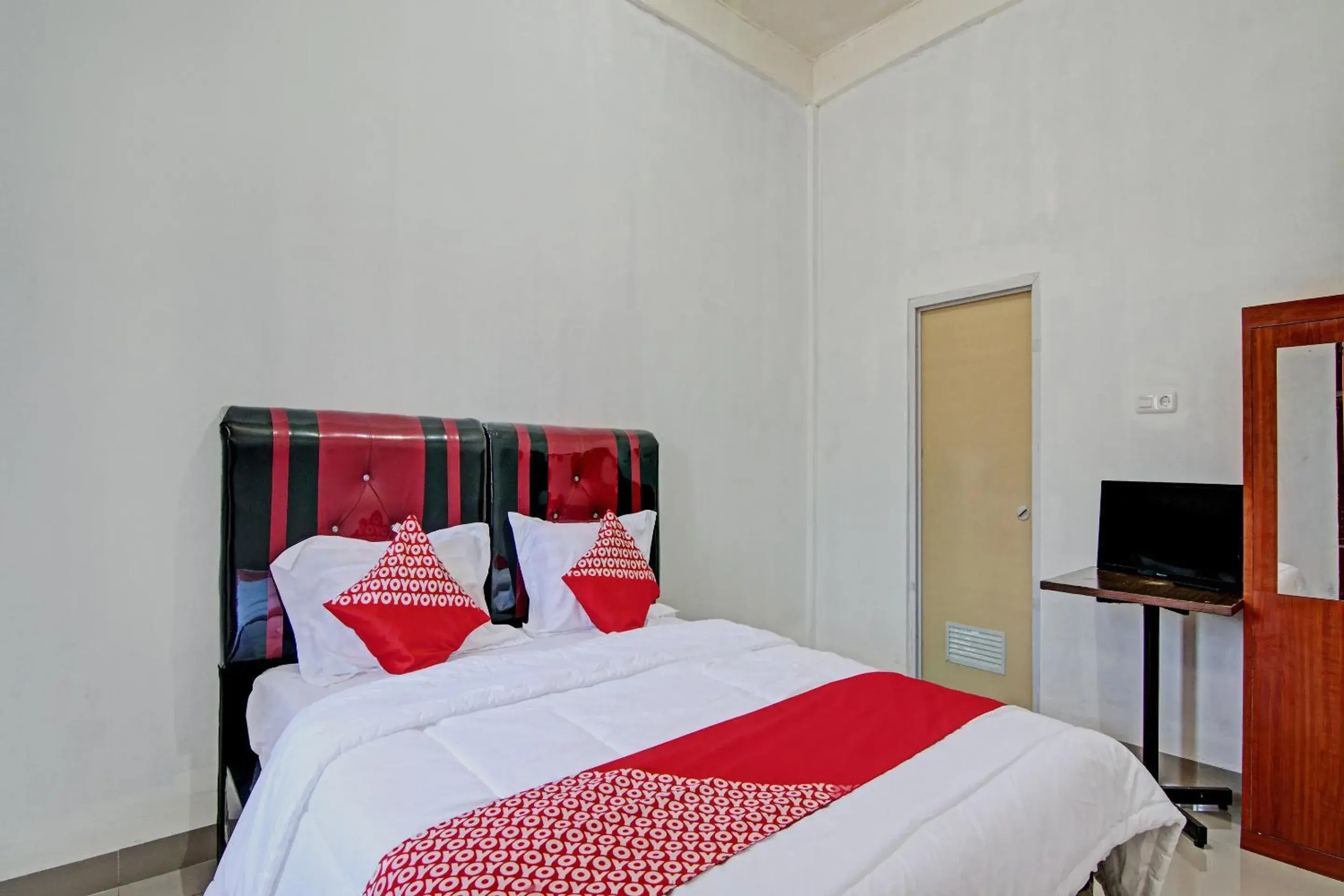 Bedroom, Bed in Hotel O Lestari Baru Syariah Near SMA Negeri 1 Salo Bedroom, Bed in Hotel O Lestari Baru Syariah Near SMA Negeri 1 Salo