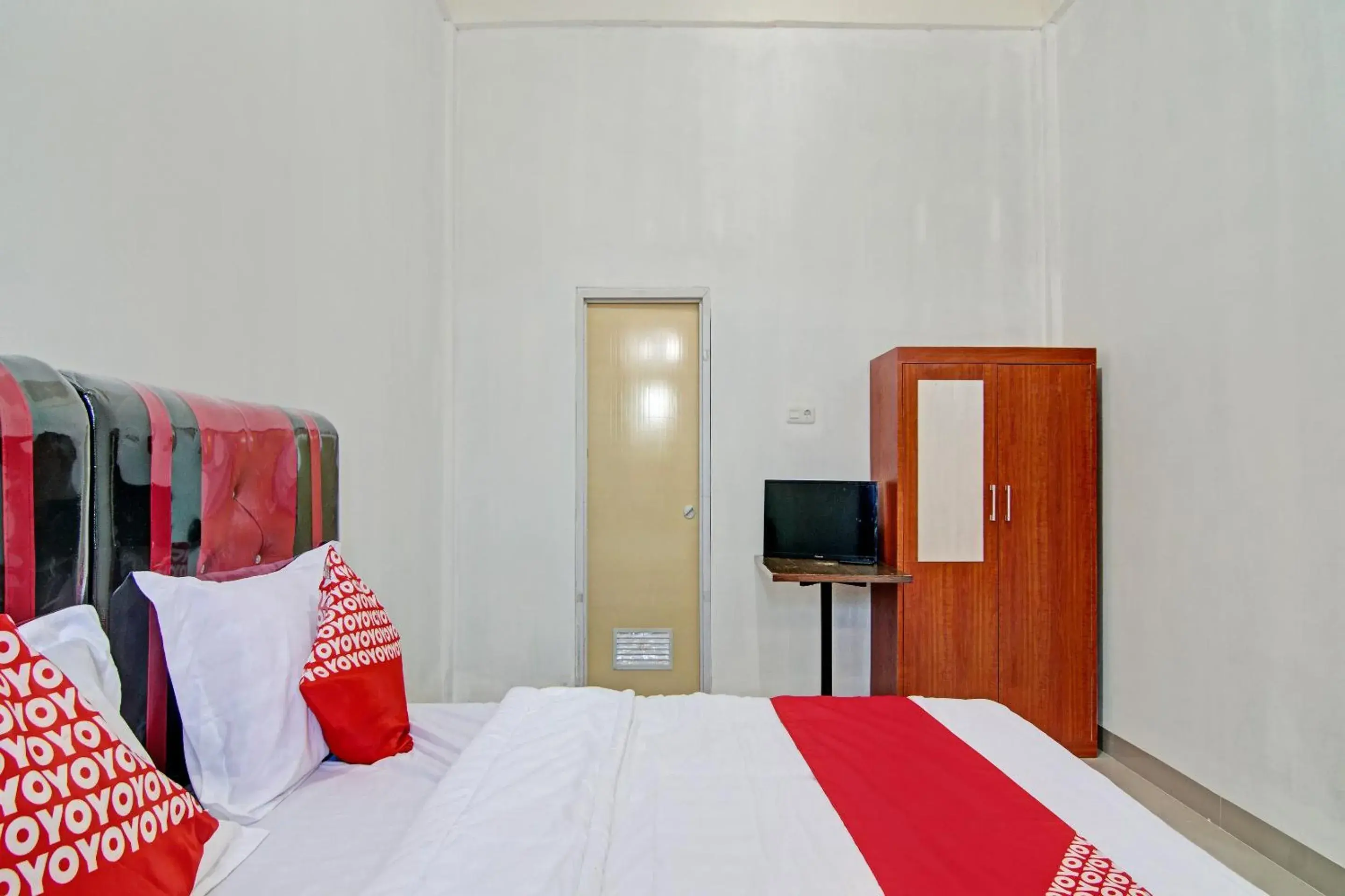 Bedroom, Bed in Hotel O Lestari Baru Syariah Near SMA Negeri 1 Salo Bedroom, Bed in Hotel O Lestari Baru Syariah Near SMA Negeri 1 Salo