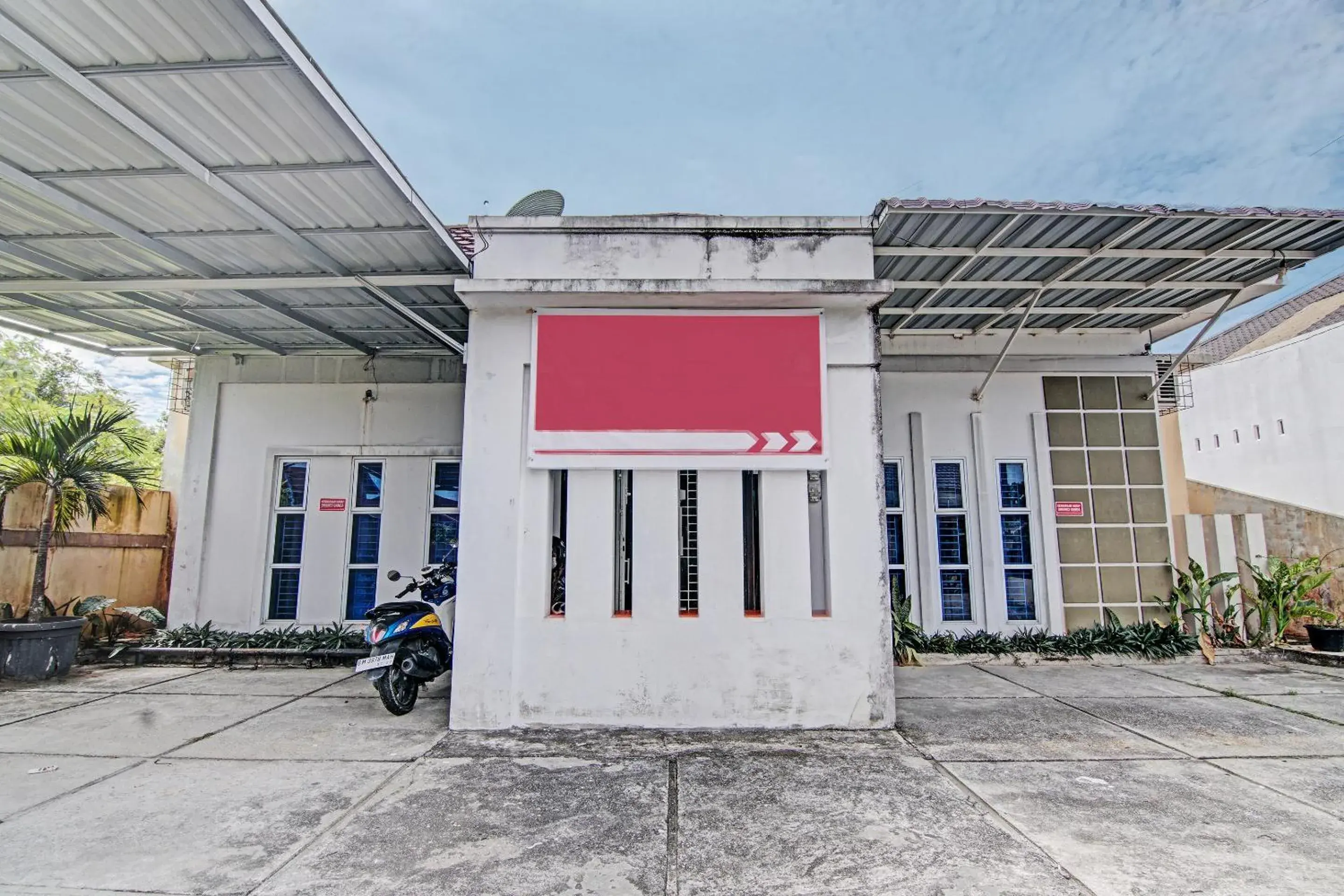 Facade/entrance in Hotel O Penginapan Puti SyariahNearBandara Sultan Syarif Kasim II Facade/entrance in Hotel O Penginapan Puti SyariahNearBandara Sultan Syarif Kasim II