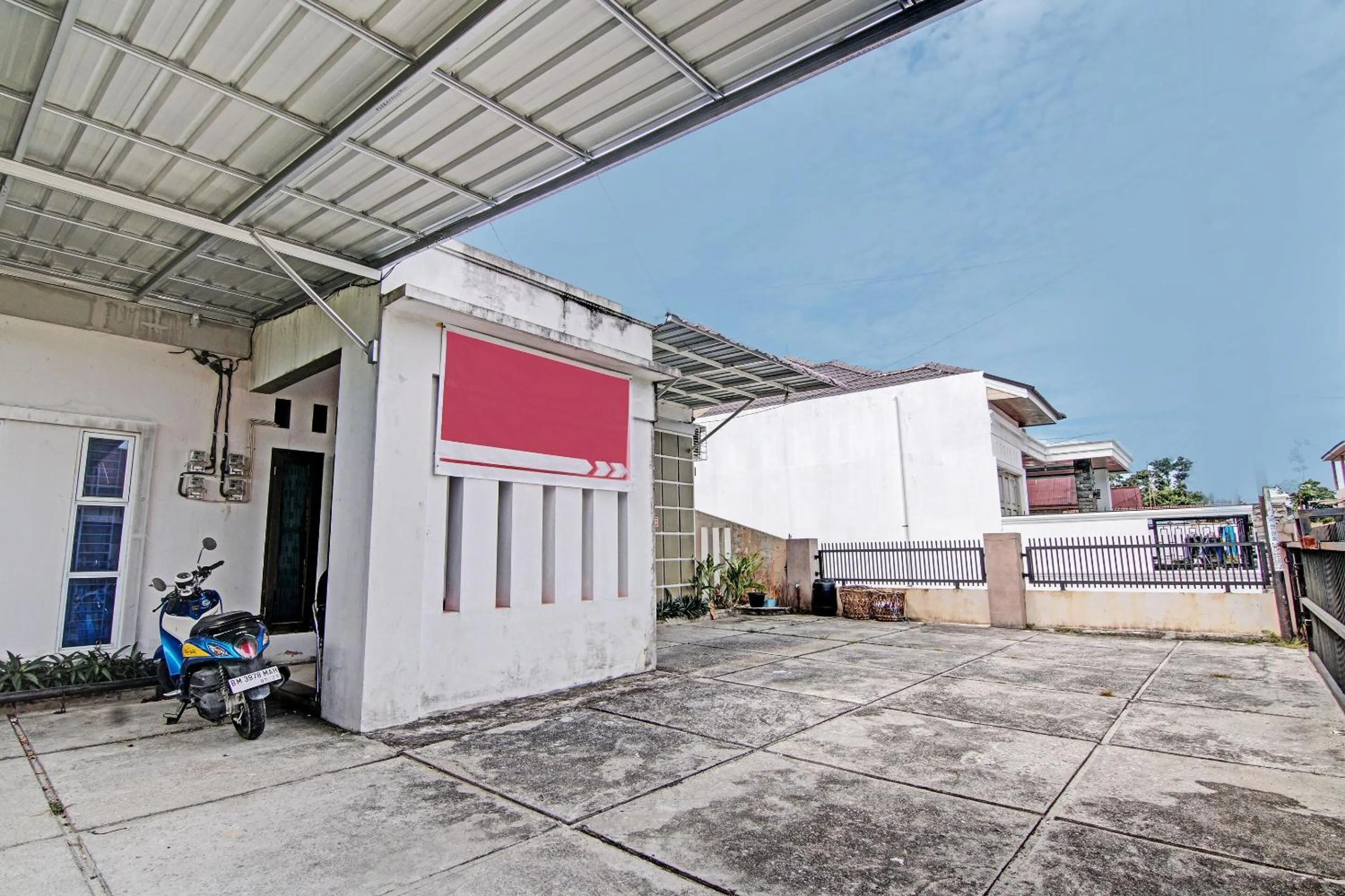 Facade/entrance in Hotel O Penginapan Puti SyariahNearBandara Sultan Syarif Kasim II