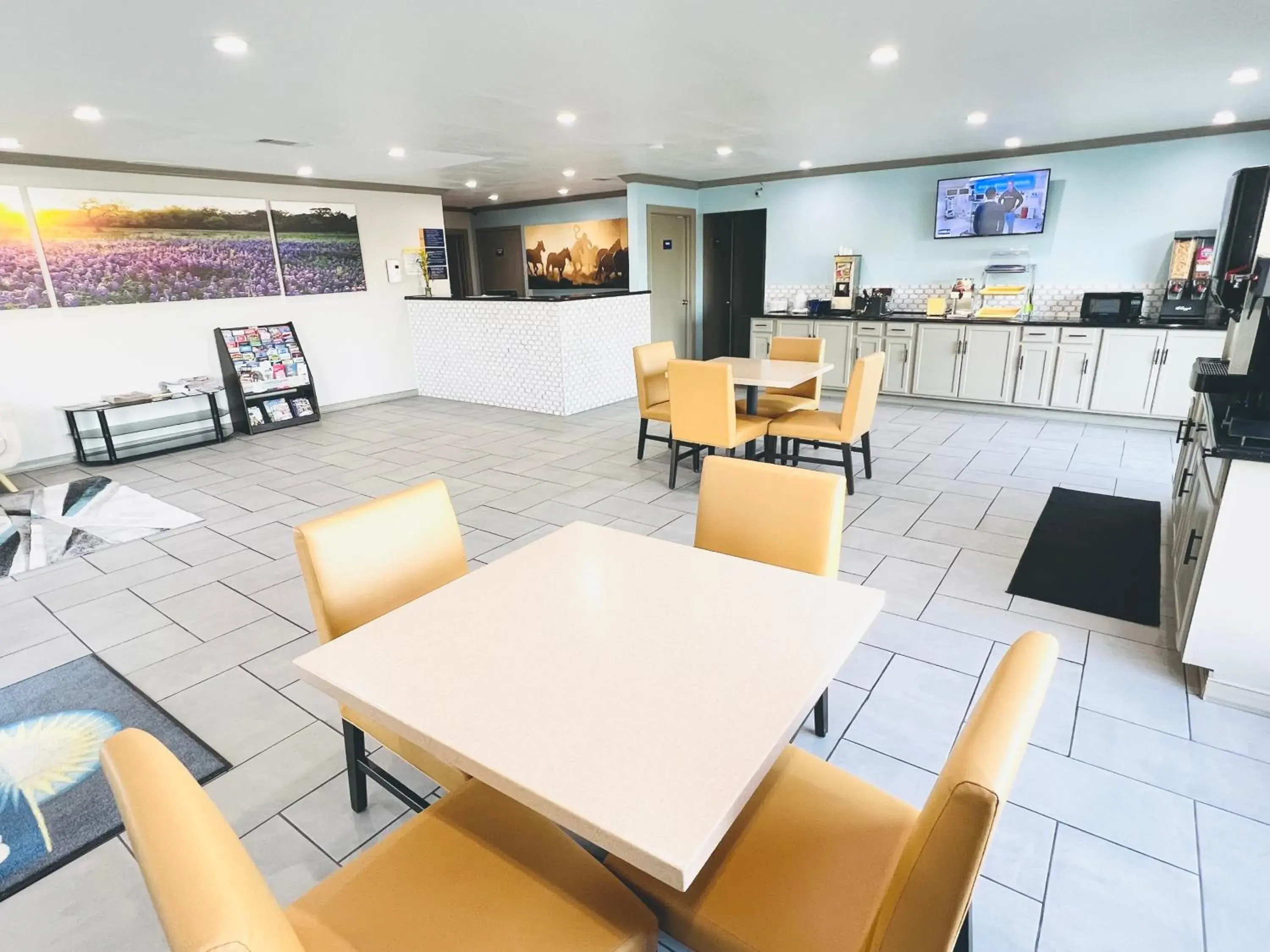 Lobby or reception in Days Inn & Suites by Wyndham - Canton First Monday Trade Days Lobby or reception in Days Inn & Suites by Wyndham - Canton First Monday Trade Days