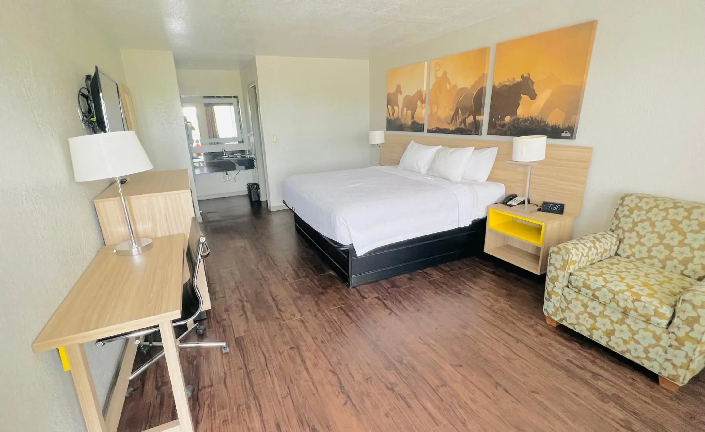 Bed in Days Inn & Suites by Wyndham - Canton First Monday Trade Days Bed in Days Inn & Suites by Wyndham - Canton First Monday Trade Days