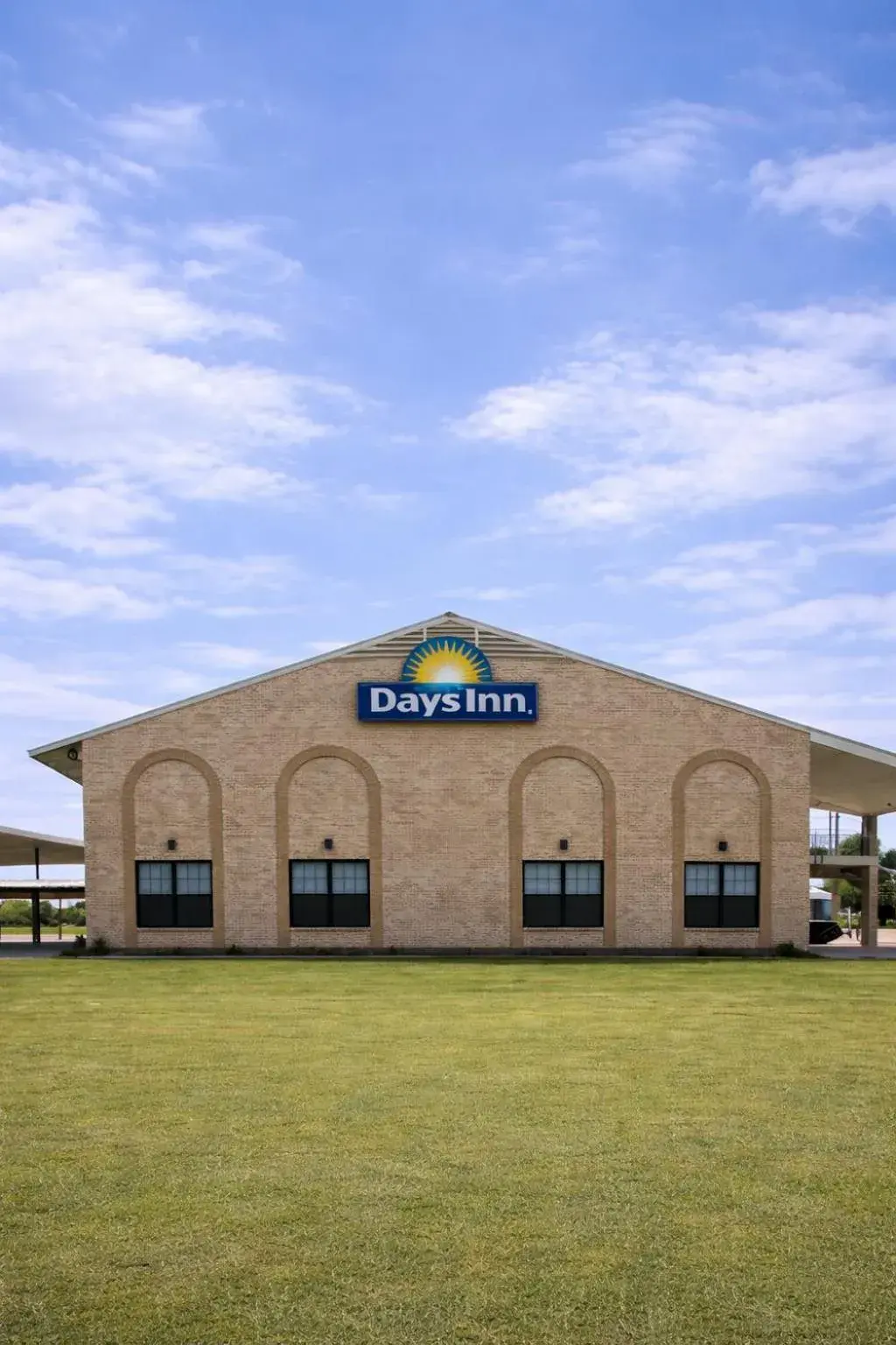 Property building in Days Inn & Suites by Wyndham - Canton First Monday Trade Days Property building in Days Inn & Suites by Wyndham - Canton First Monday Trade Days