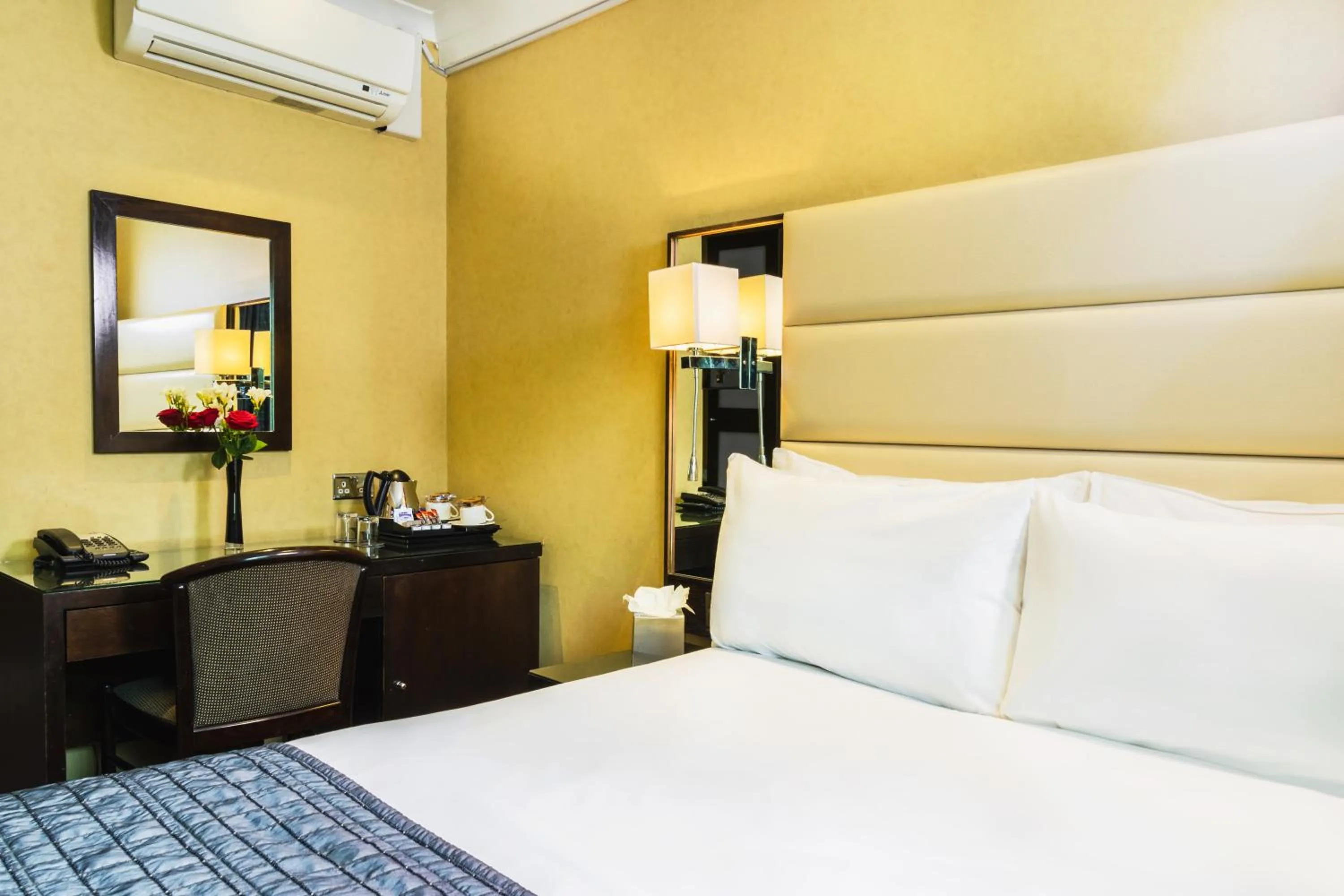 Bed in Park Grand Hyde Park