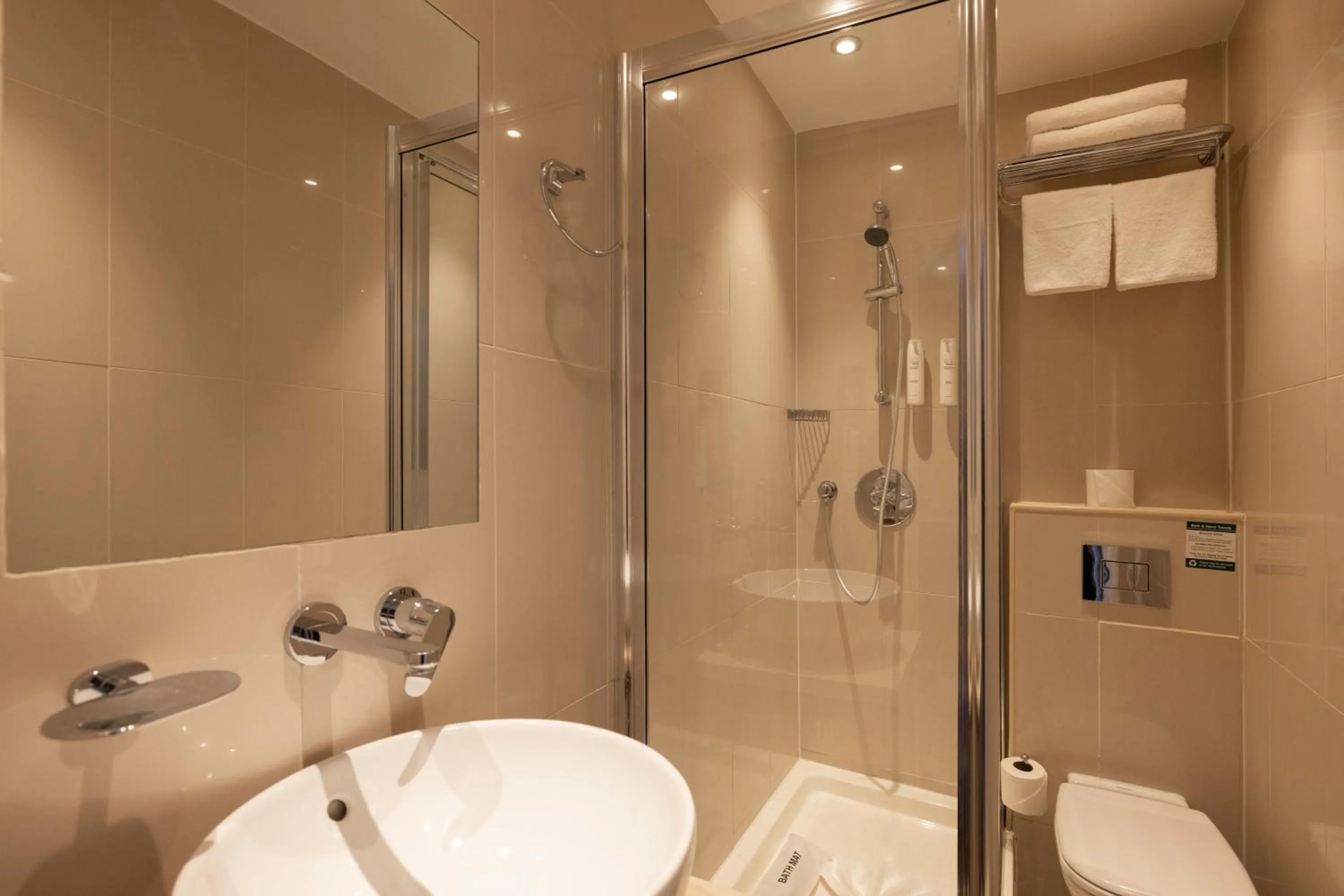 Shower in Park Grand Hyde Park