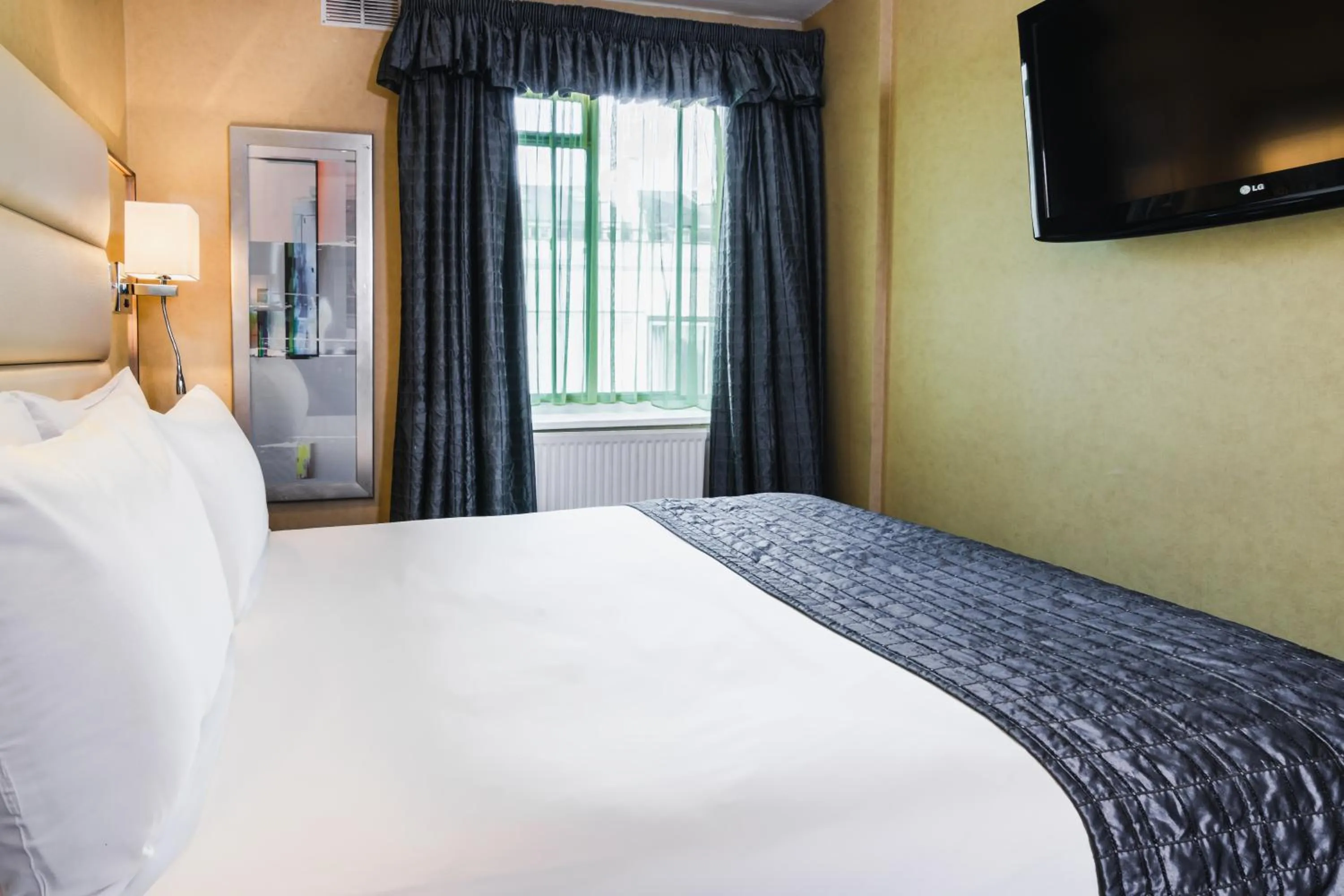 Bed in Park Grand Hyde Park