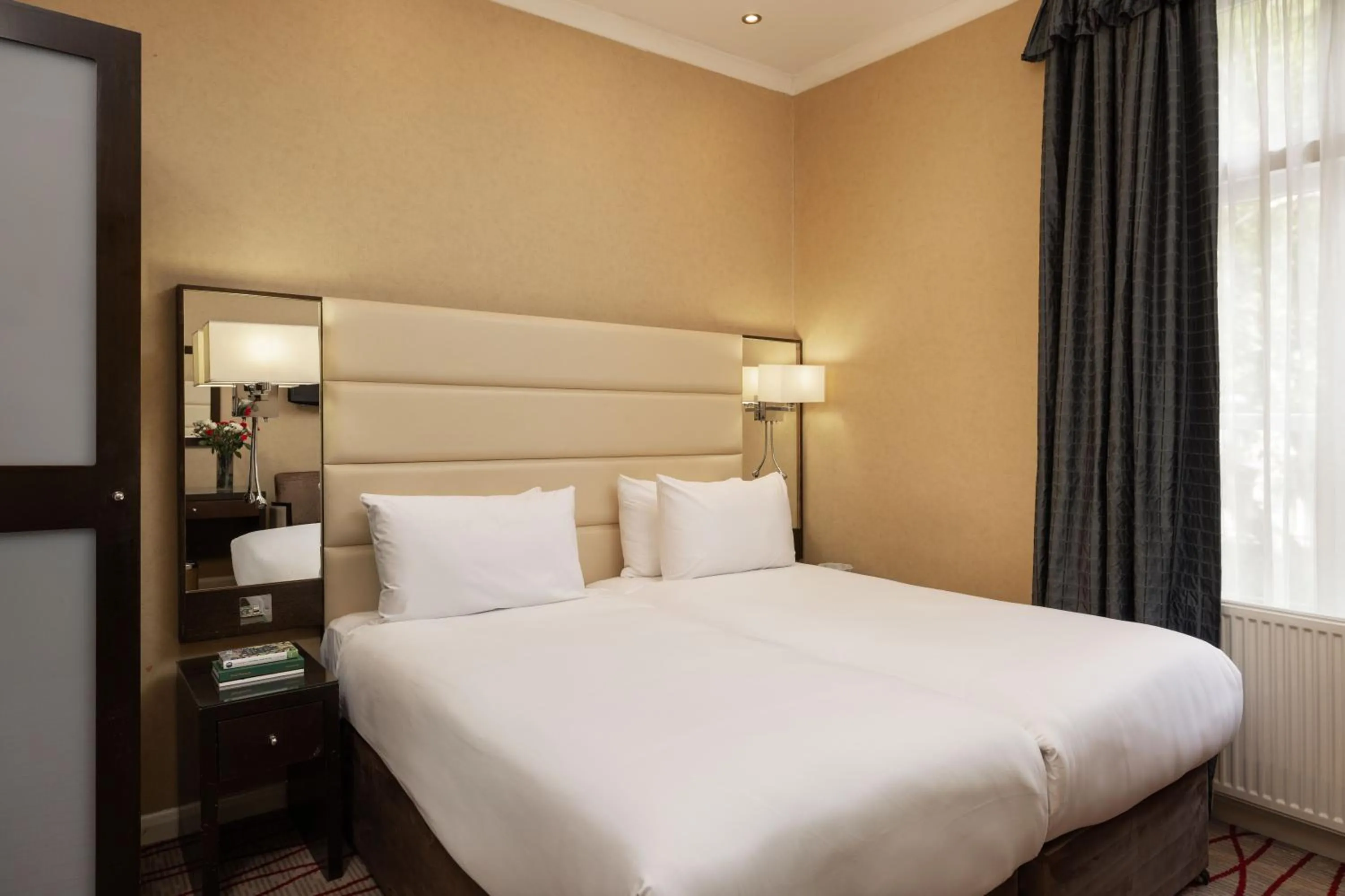 Bed in Park Grand Hyde Park