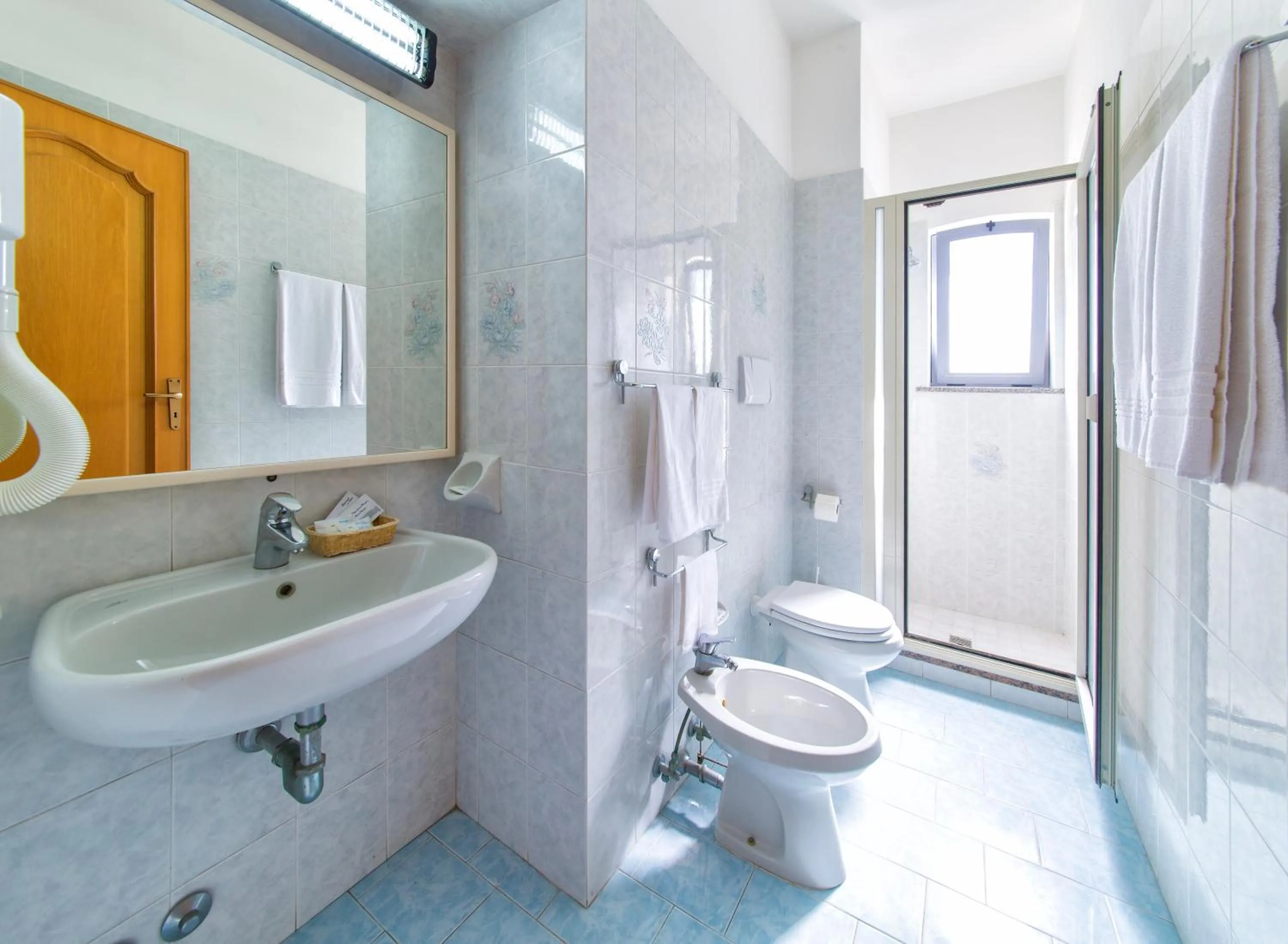 Shower in Hotel Zaro