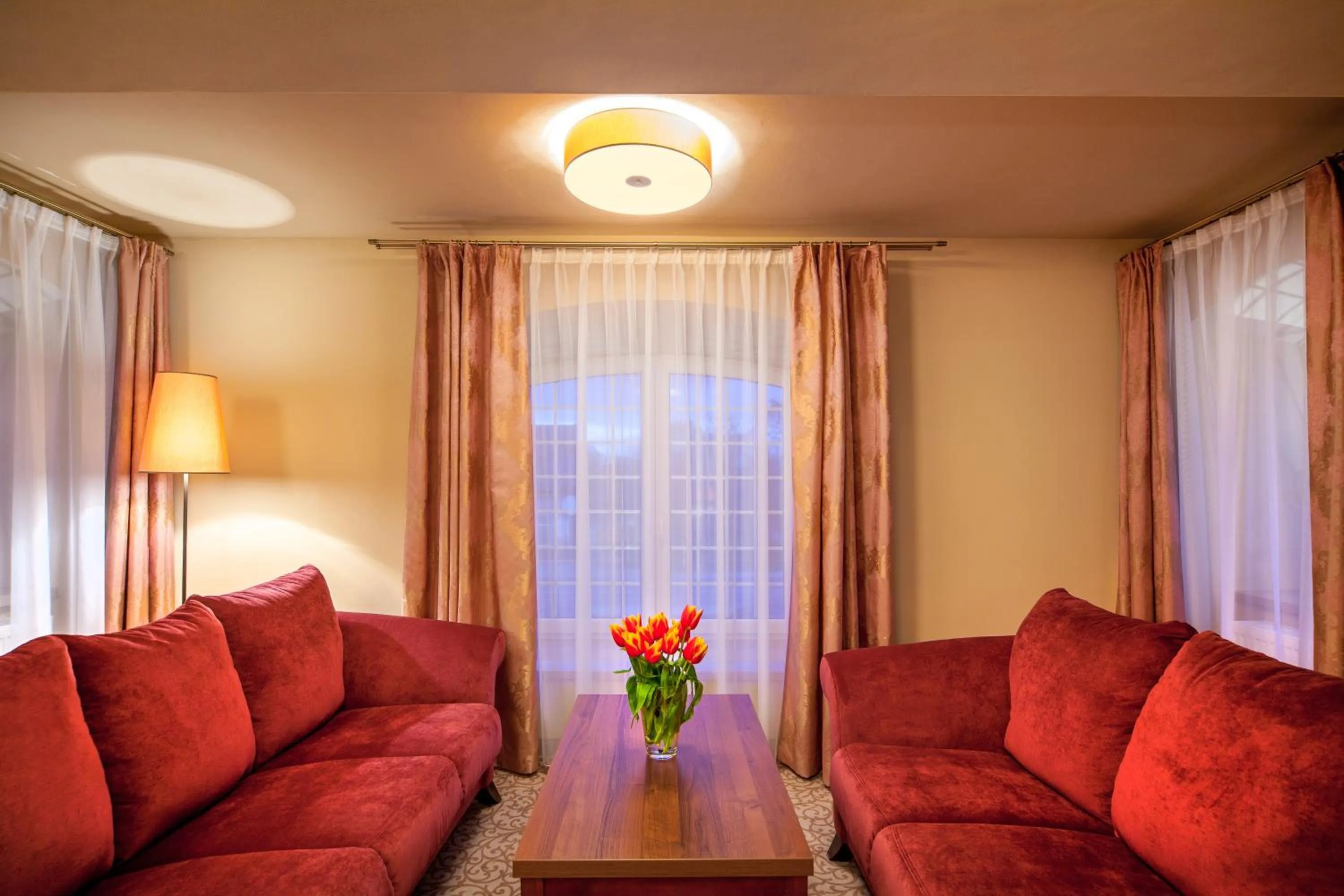 Seating area in Hotel Miodowy Młyn