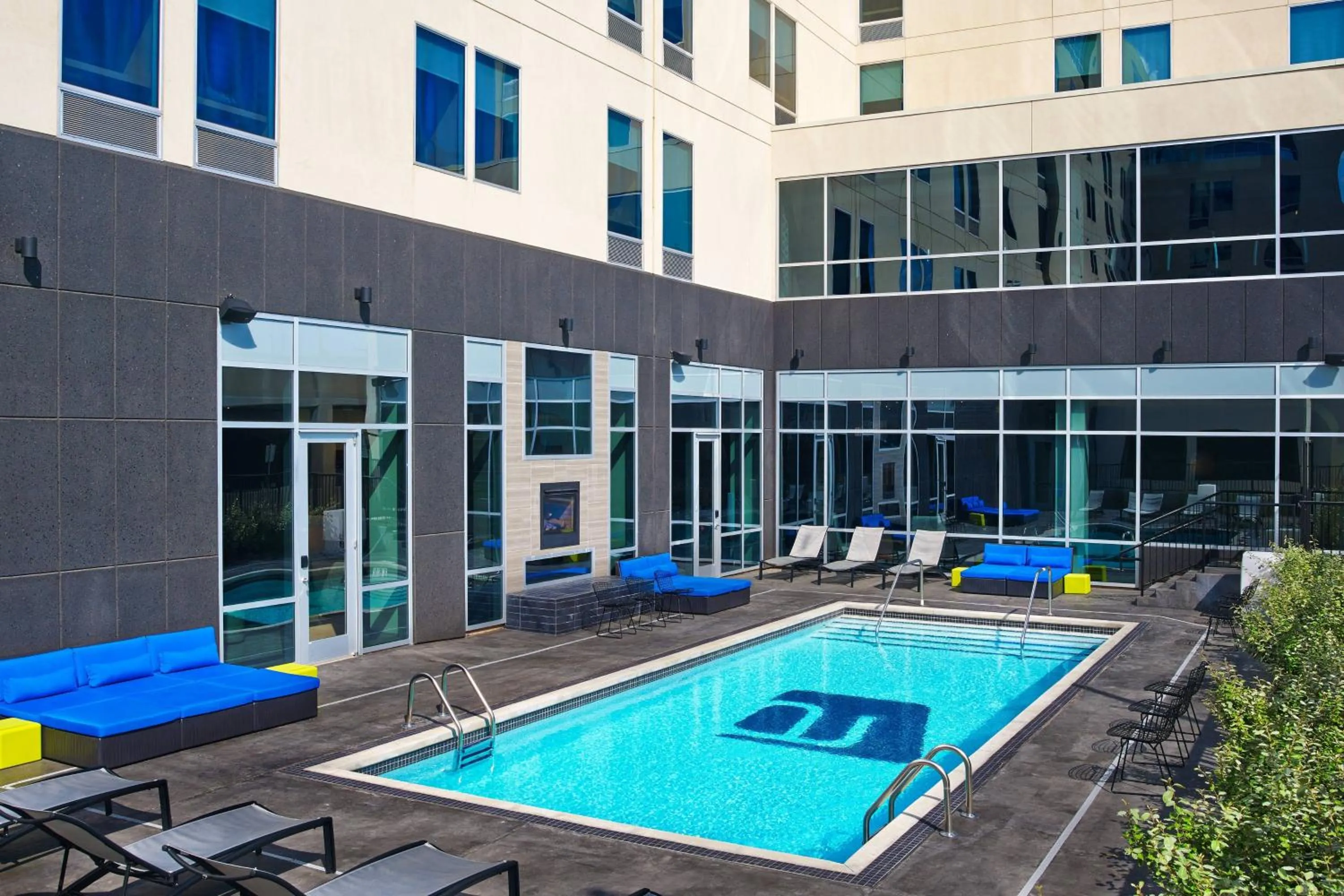 Swimming pool in Aloft Oklahoma City Downtown – Bricktown