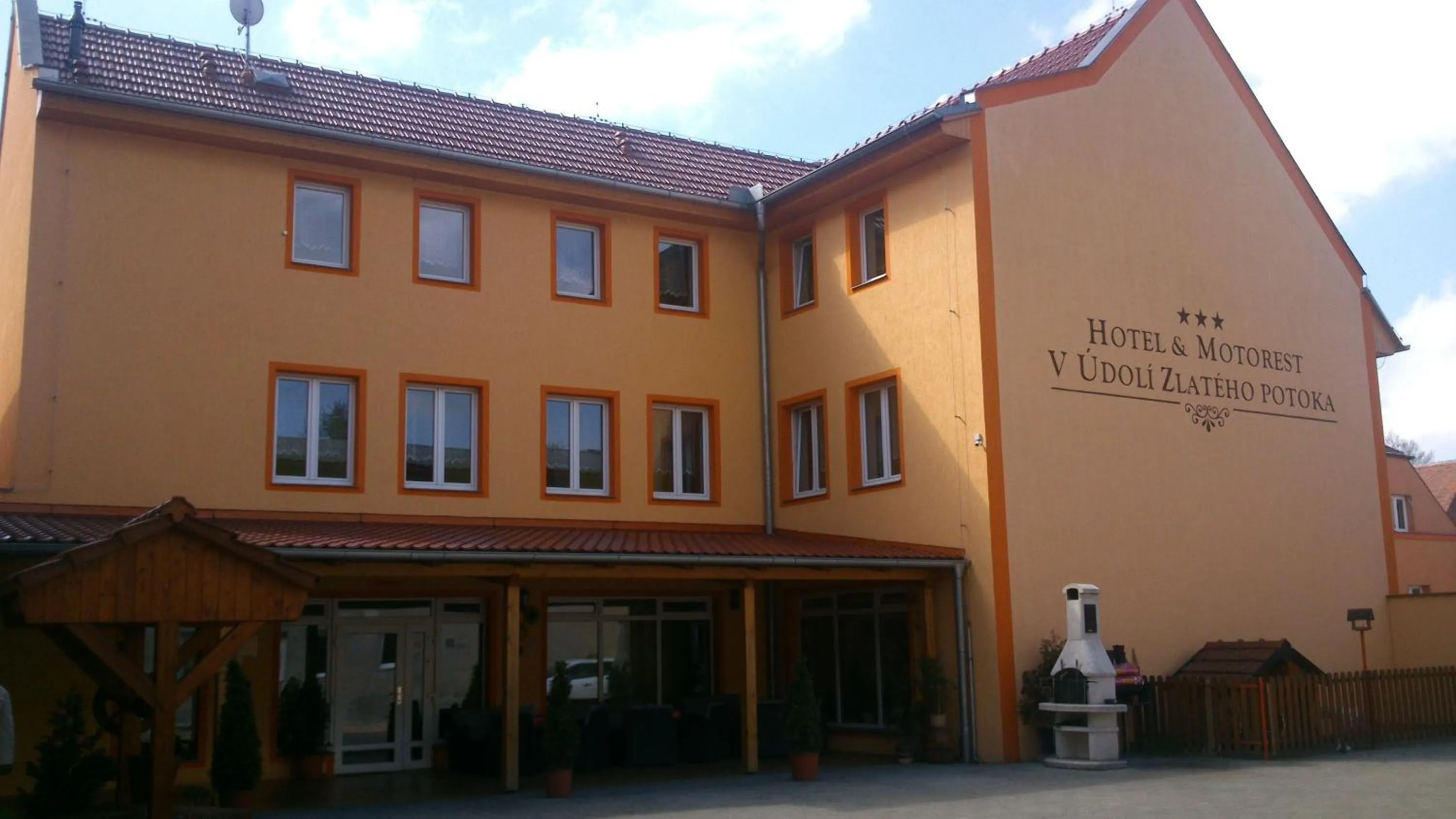 Facade/entrance in Hotel & Motorest V Údolí Zlatého potoka