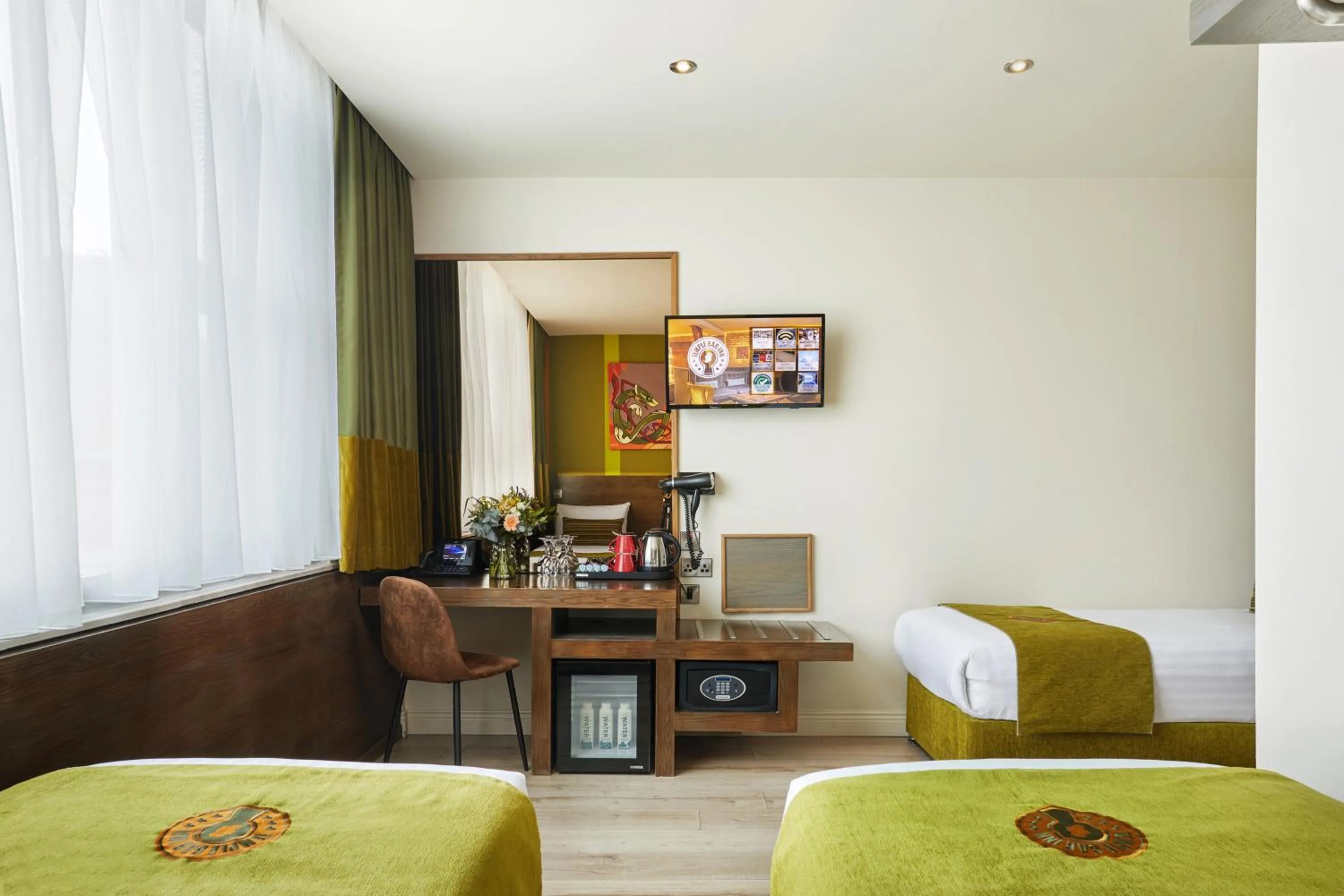 Photo of the whole room, Bed in Temple Bar Inn