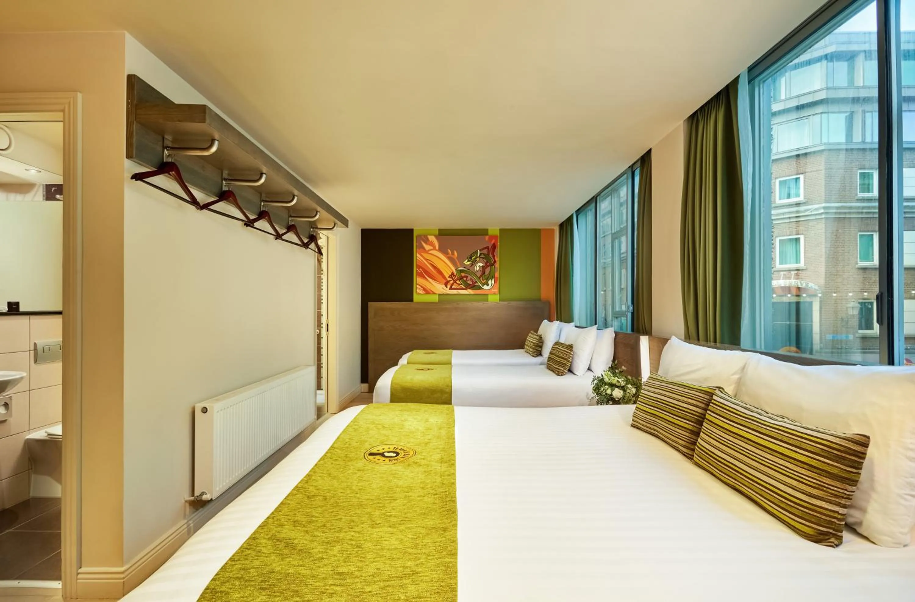 Photo of the whole room, Bed in Temple Bar Inn