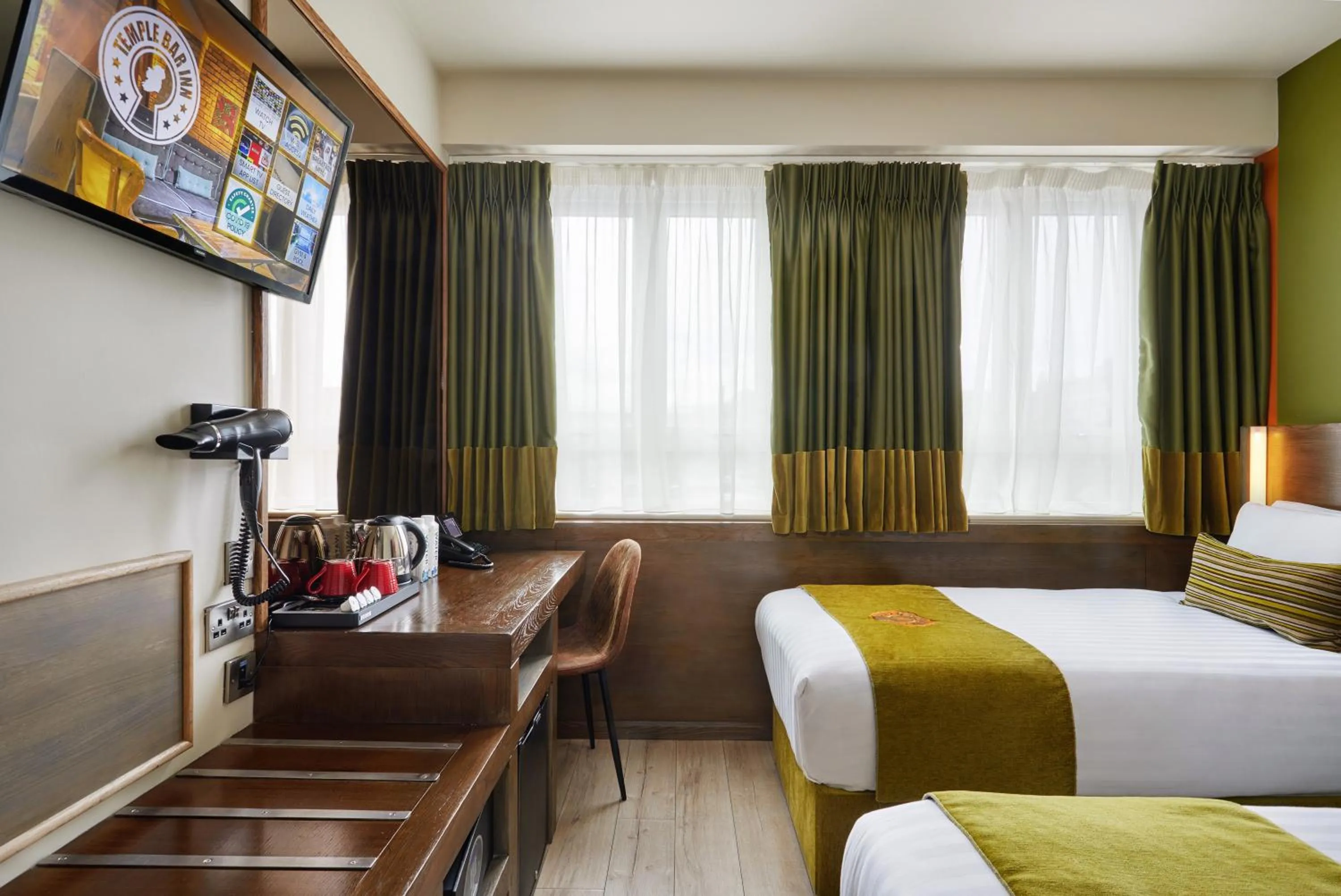 Photo of the whole room, Bed in Temple Bar Inn