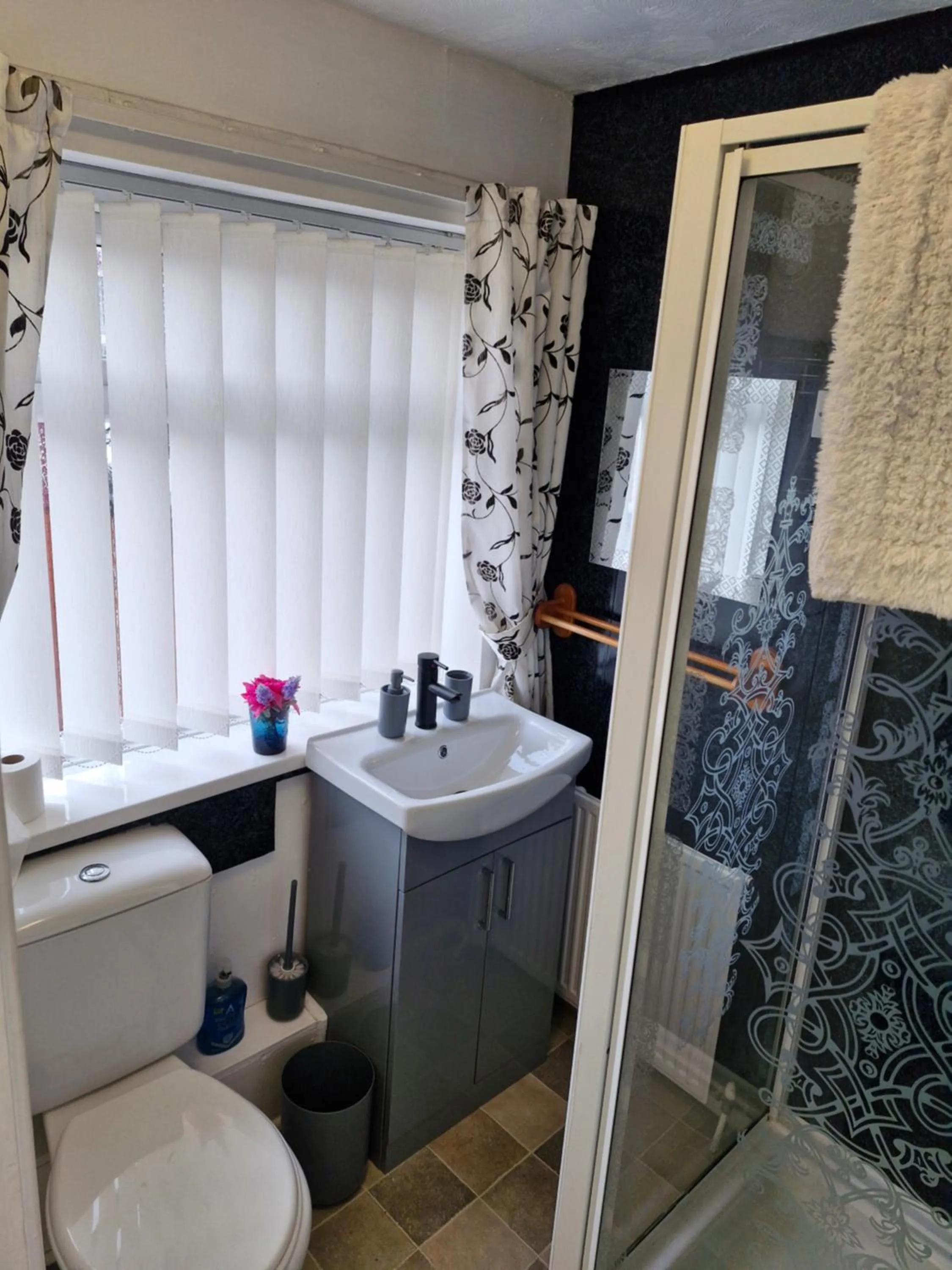 Shower in Rocklea Hotel