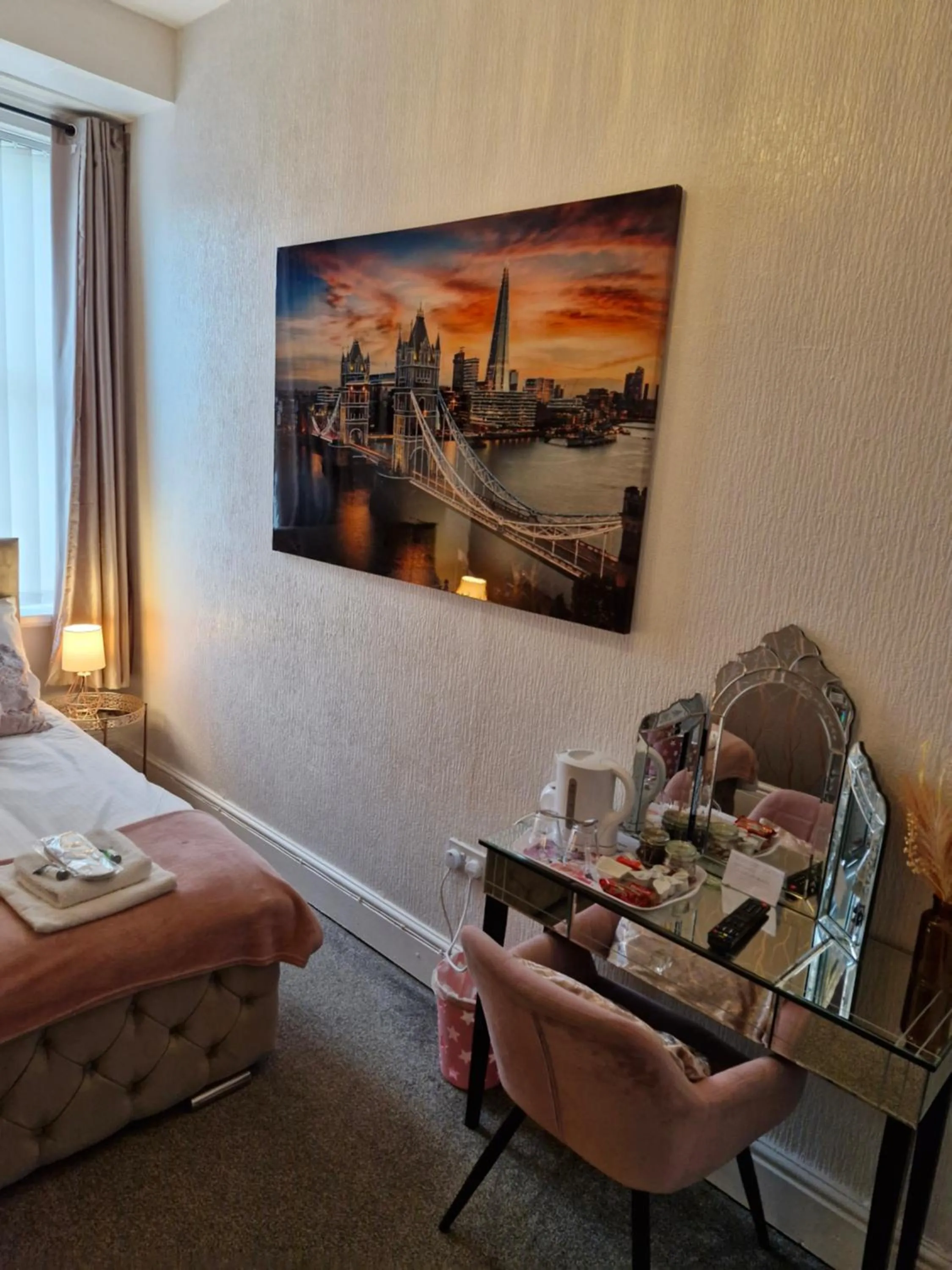 Photo of the whole room, Bed in Rocklea Hotel