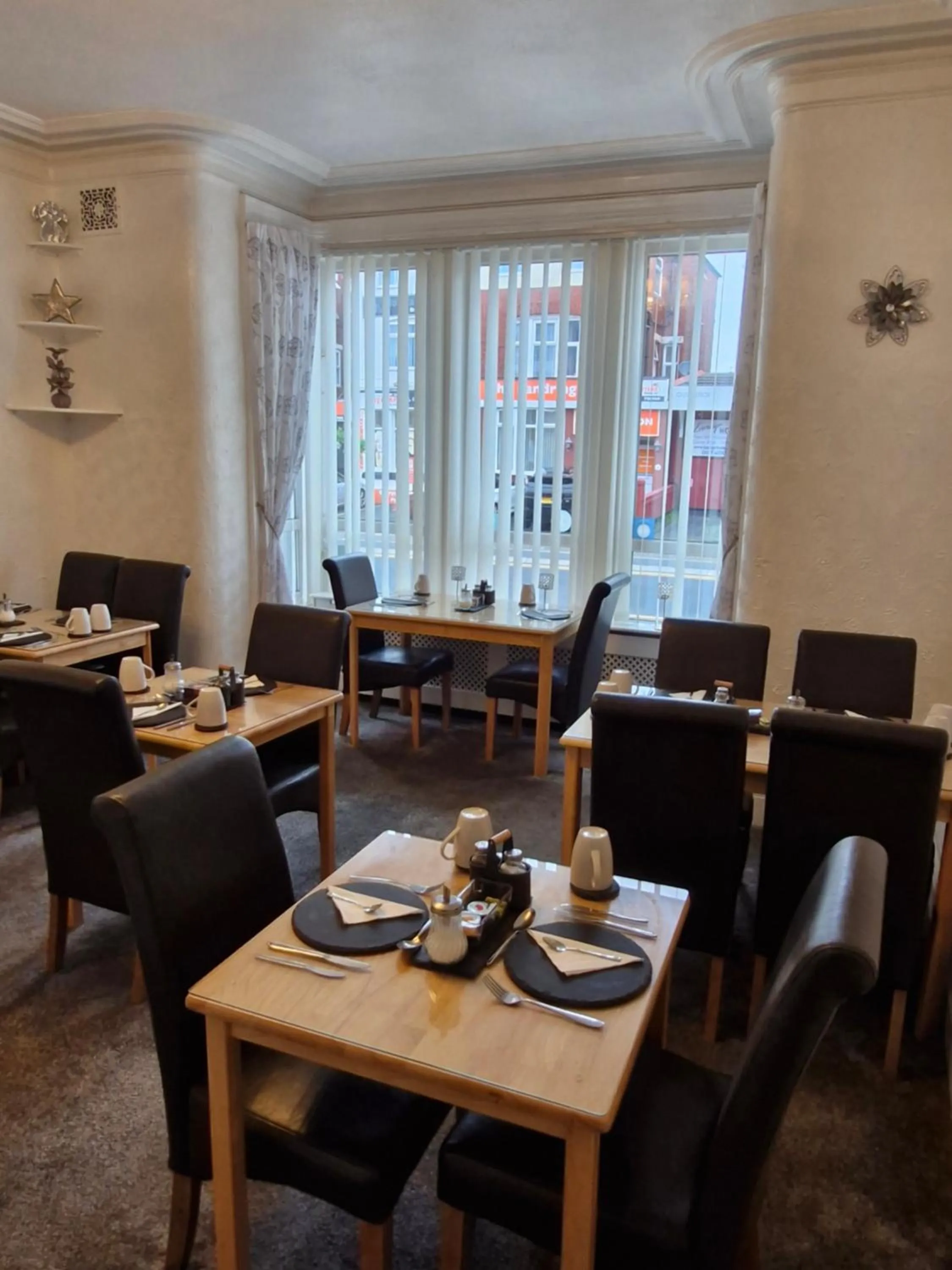 Restaurant/places to eat in Rocklea Hotel