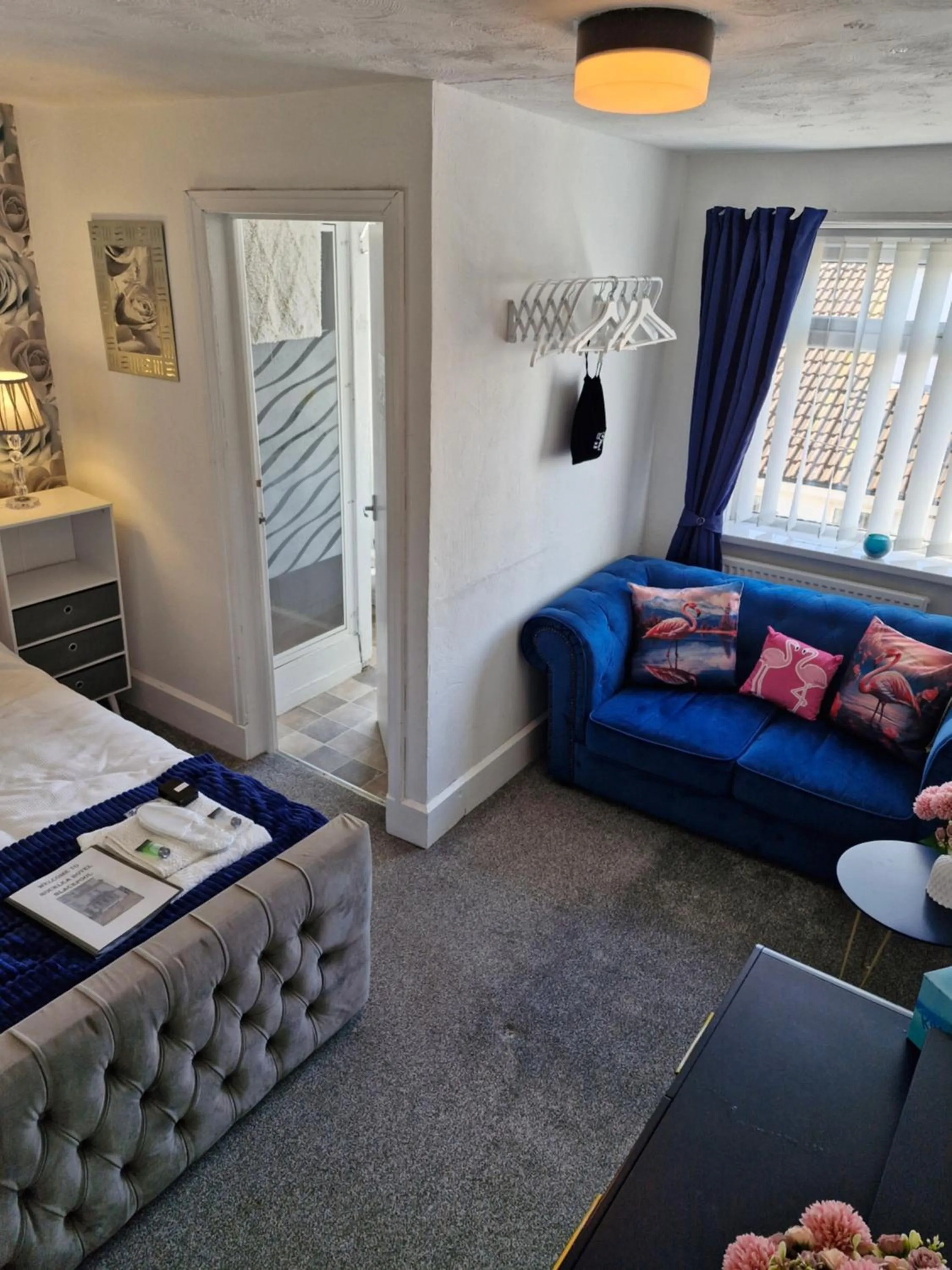 Seating area, Bed in Rocklea Hotel