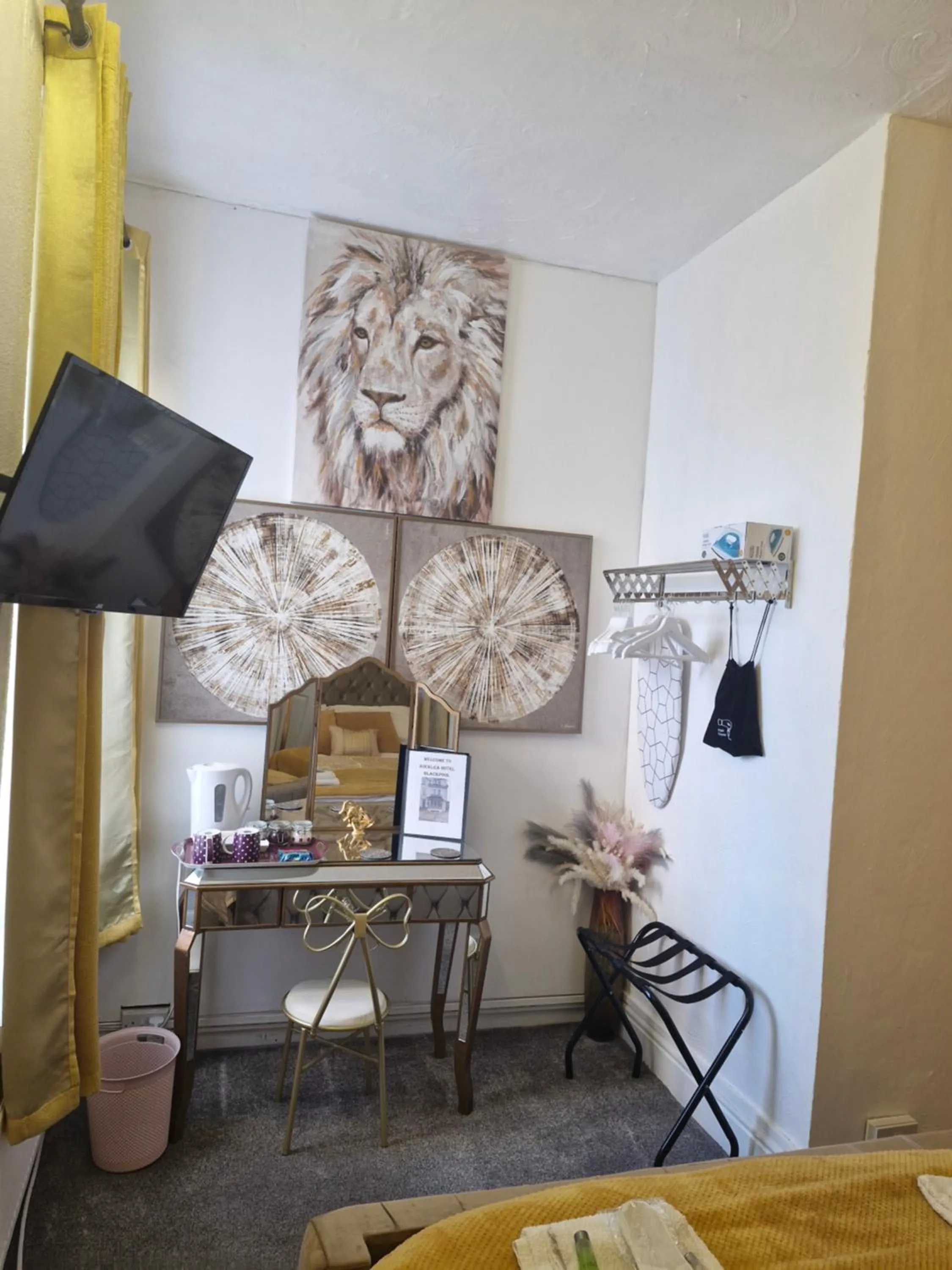 wardrobe in Rocklea Hotel