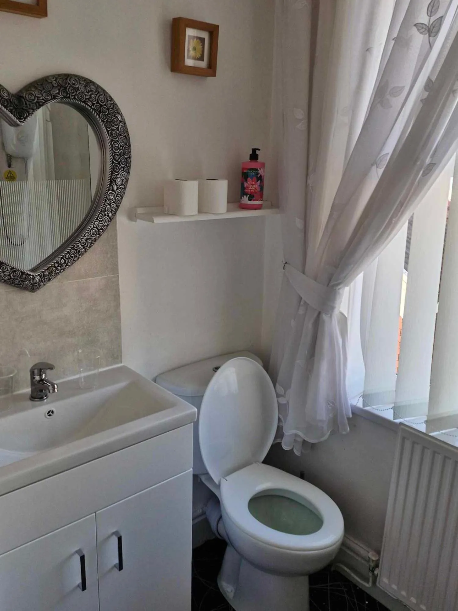 Bathroom in Rocklea Hotel