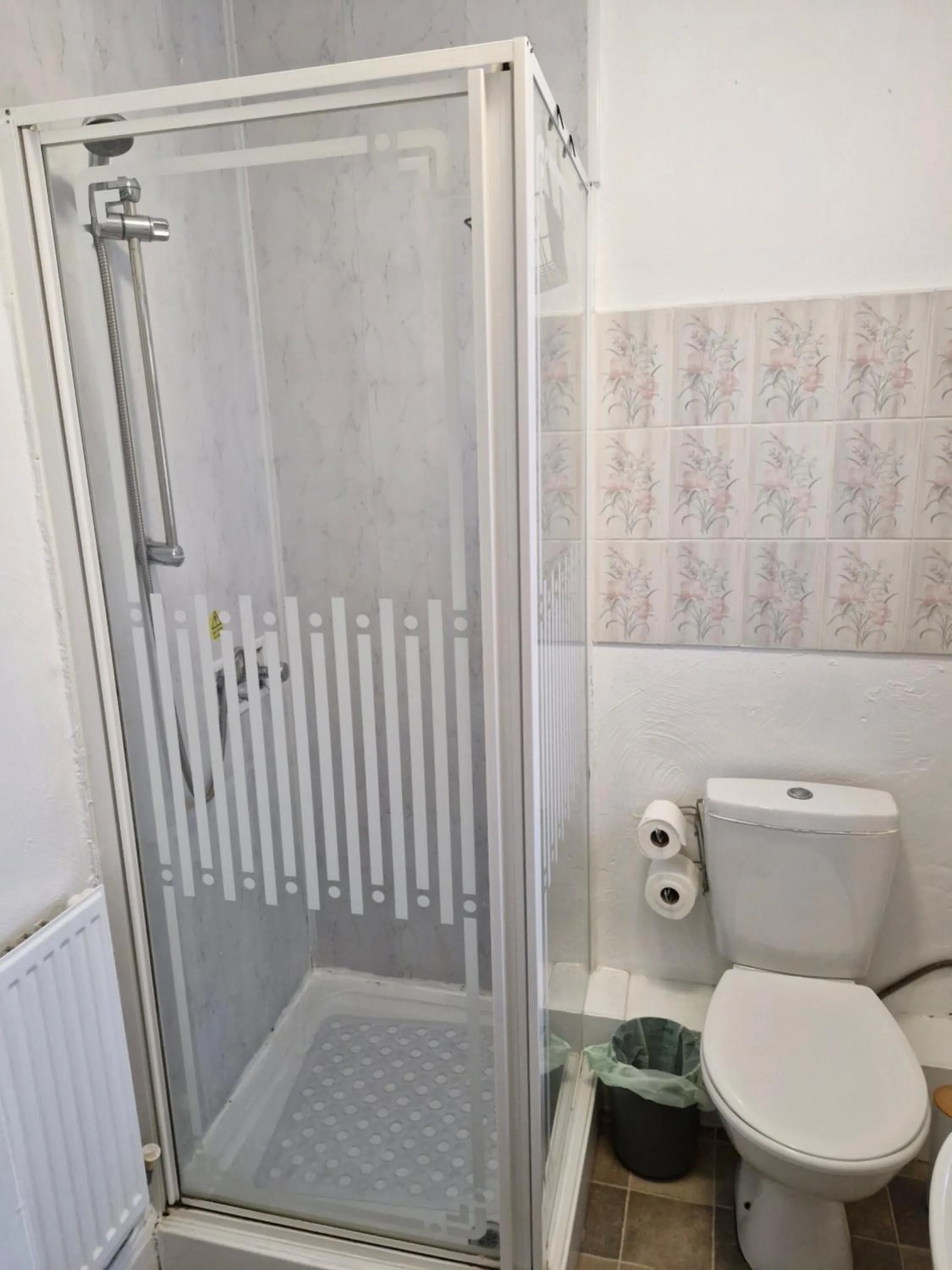 Shower in Rocklea Hotel