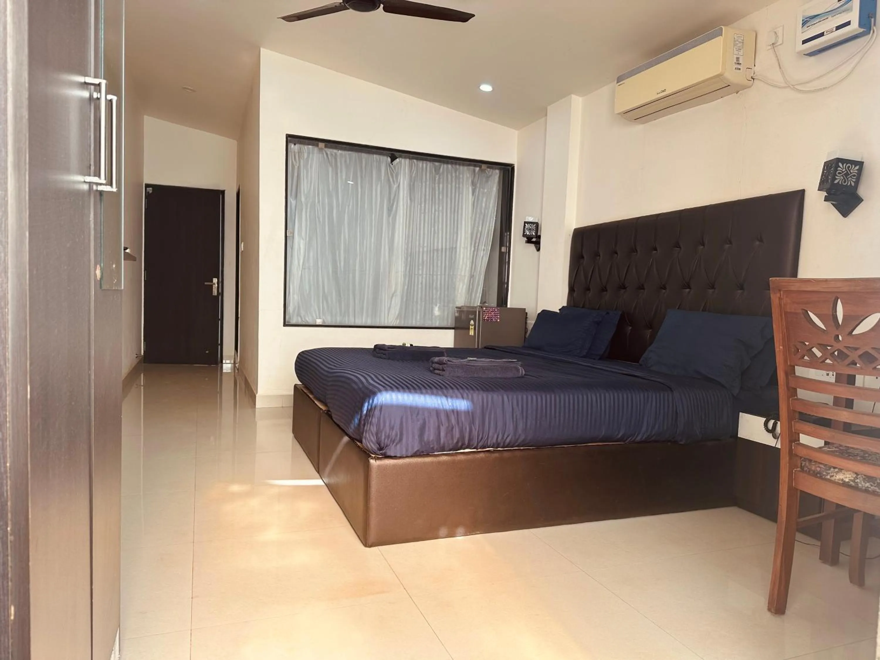 Photo of the whole room, Bed in Swati