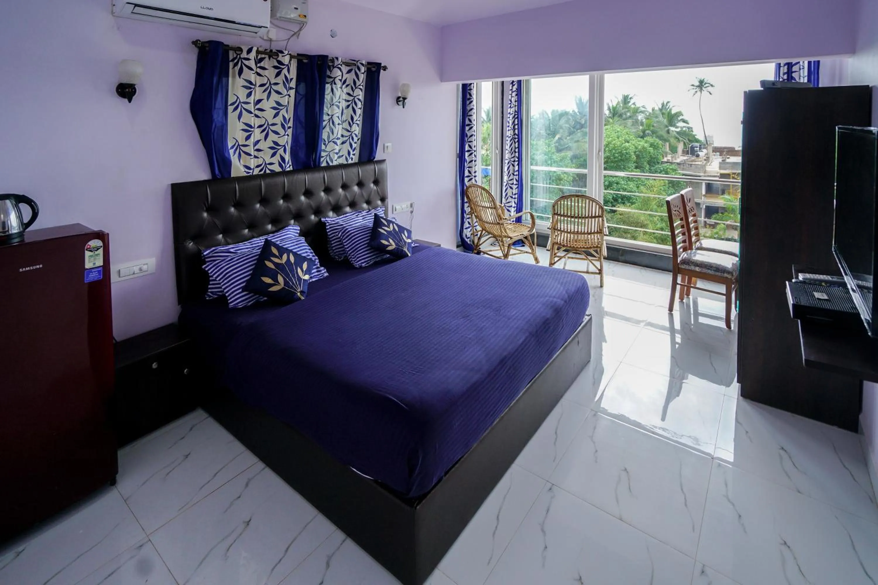 Shower, Bed in Swati