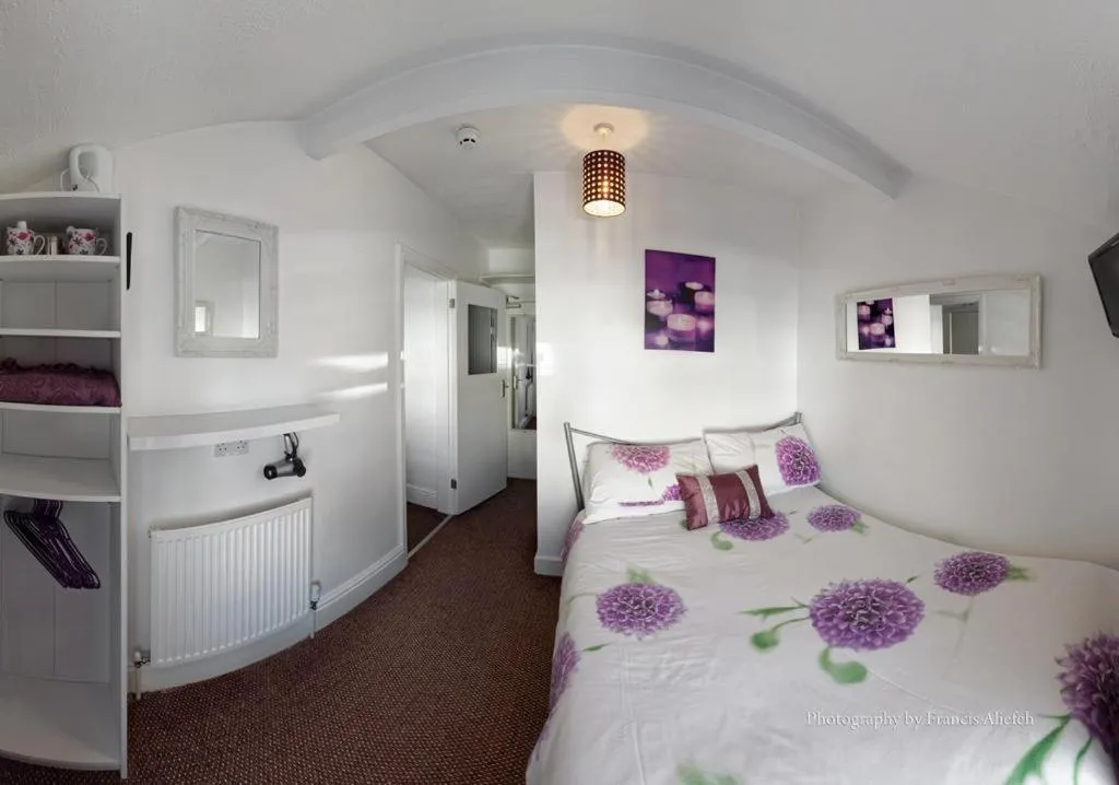 Property building, Bed in Ardern Hotel