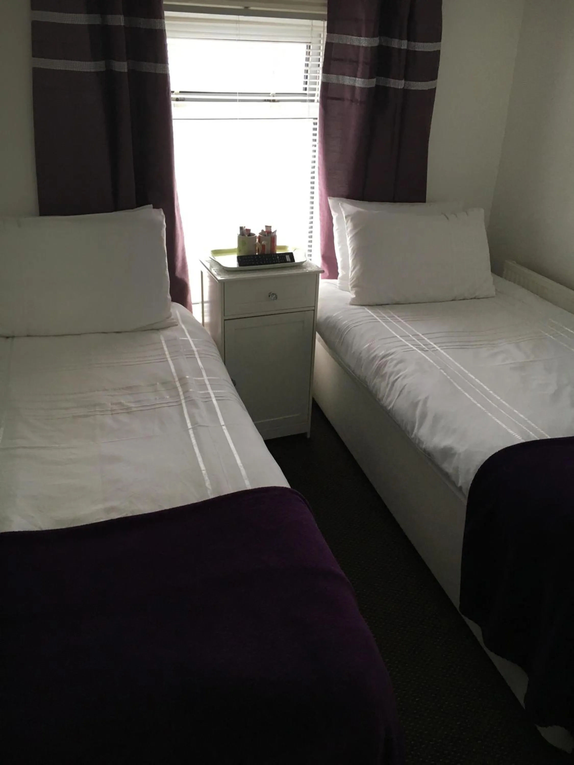 Property building, Bed in Ardern Hotel
