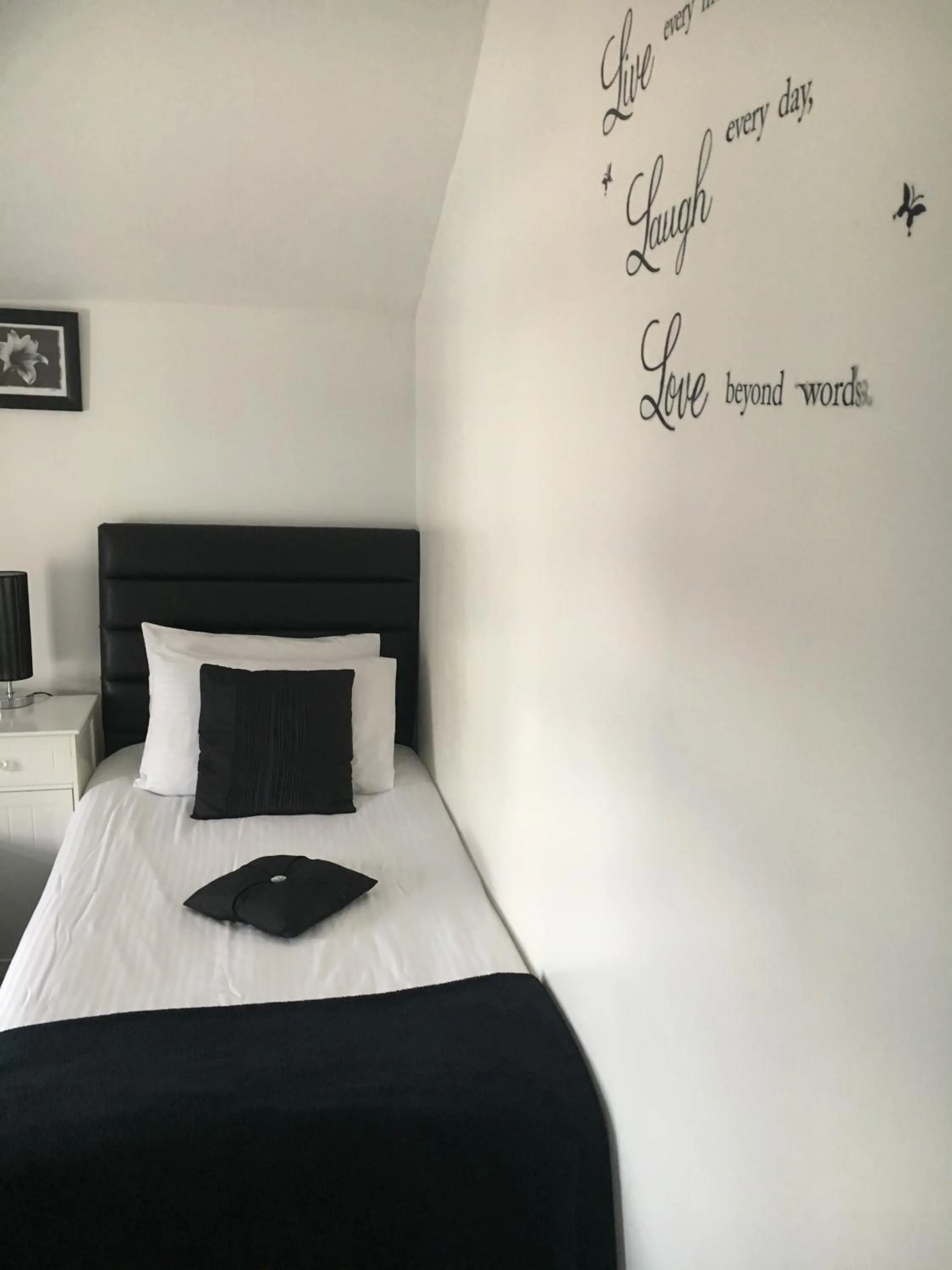 Property building, Bed in Ardern Hotel