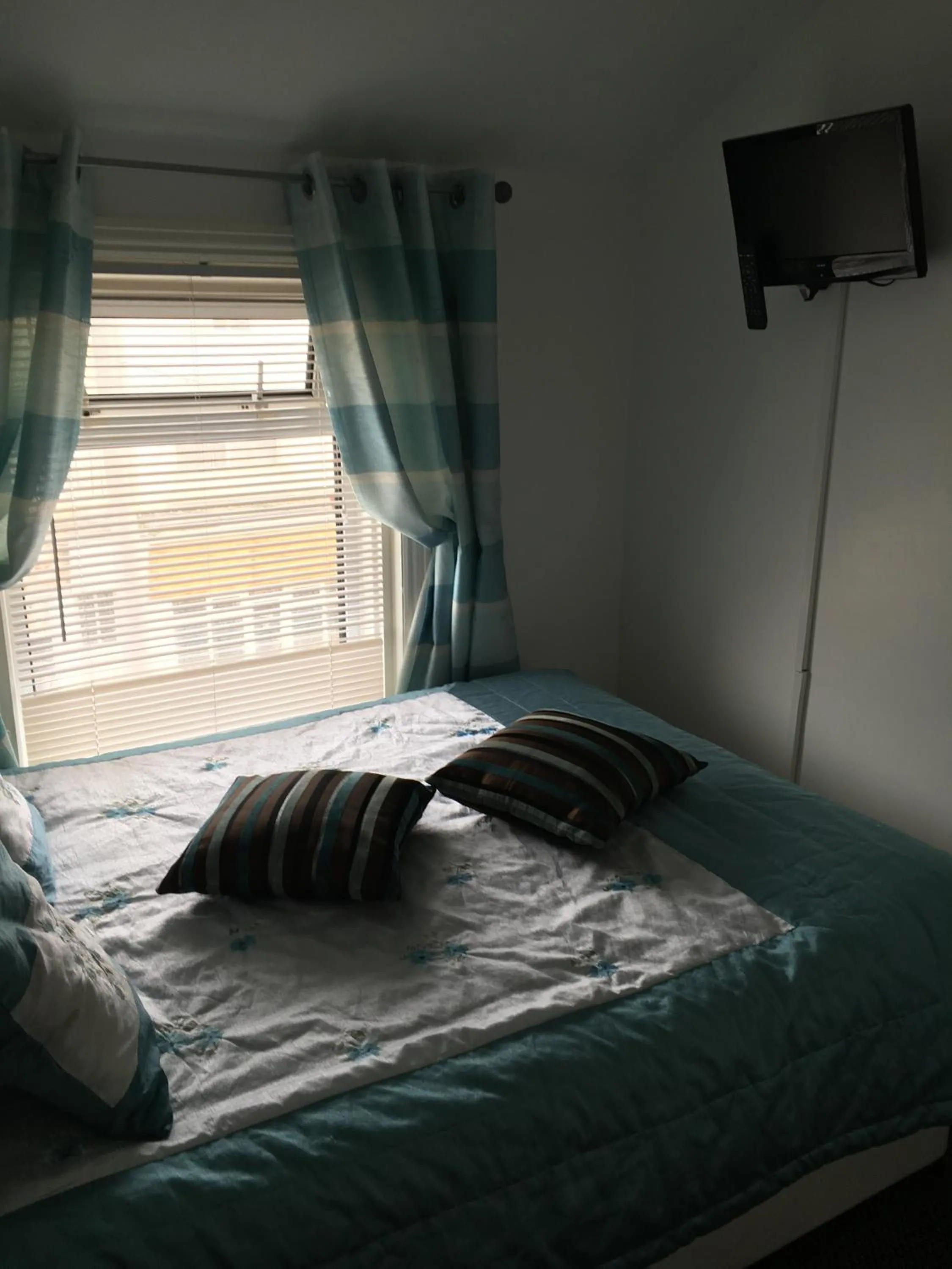 Property building, Bed in Ardern Hotel