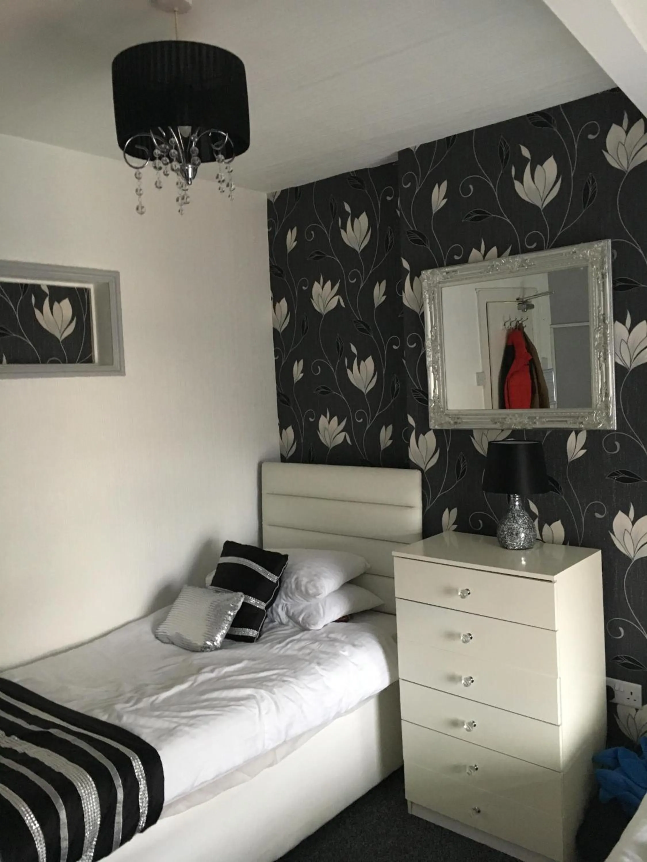 Property building, Bed in Ardern Hotel