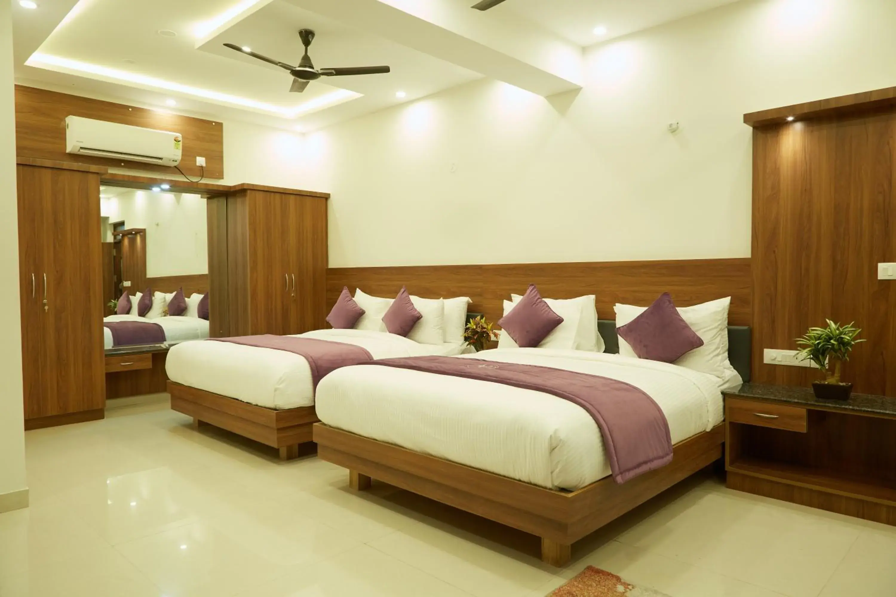 Photo of the whole room, Bed in VOVO PREMIER HOTEL Photo of the whole room, Bed in VOVO PREMIER HOTEL