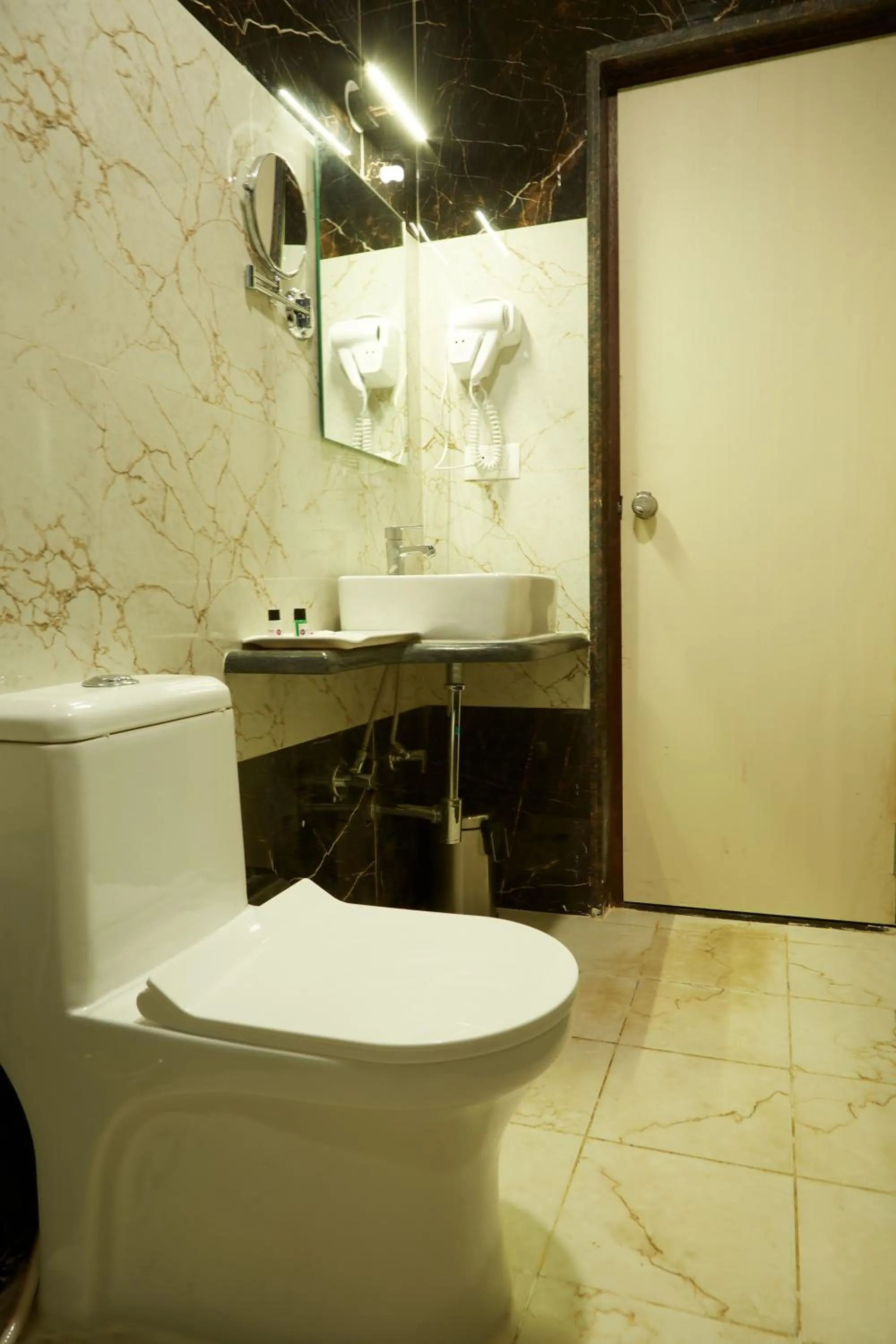 Shower in VOVO PREMIER HOTEL