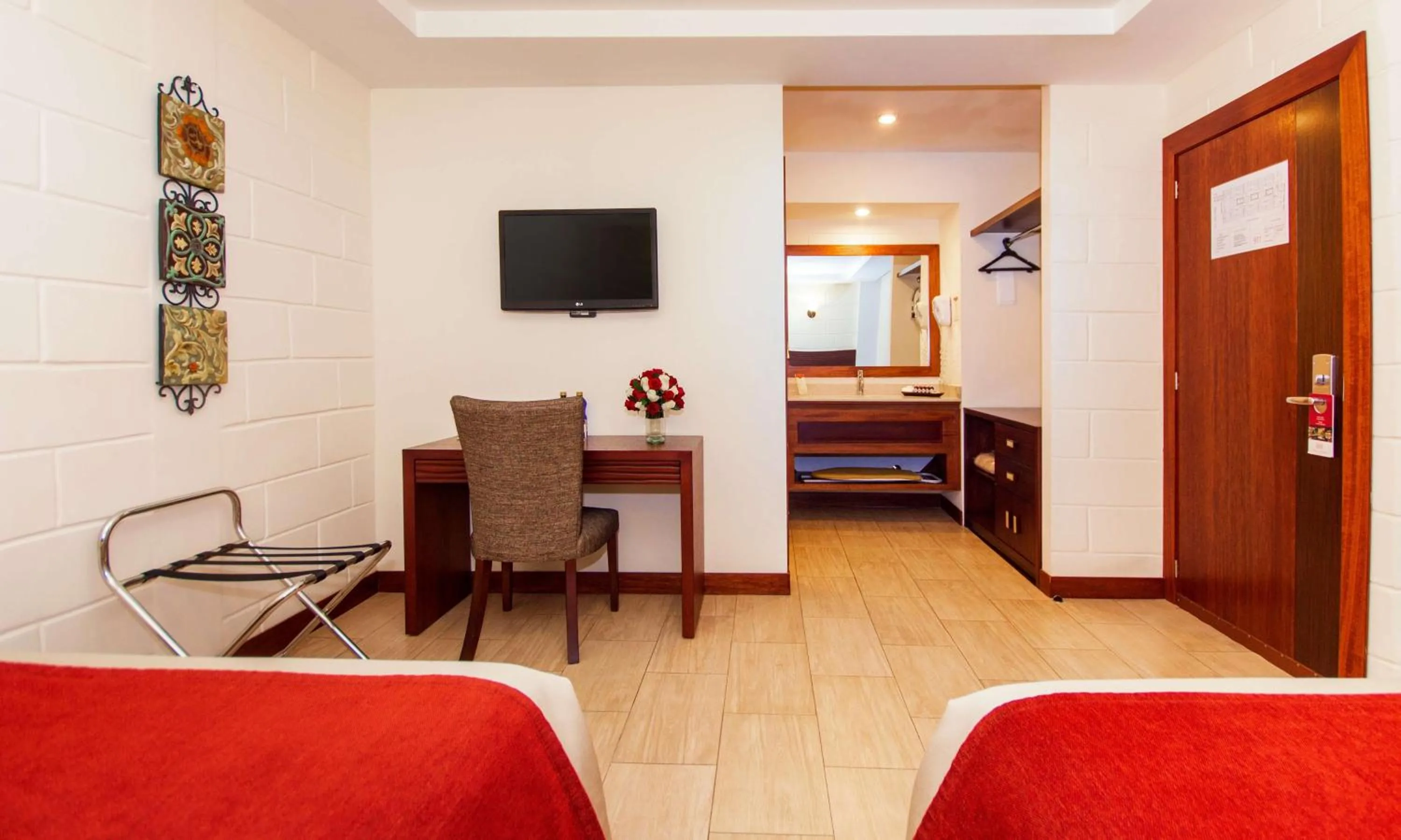 Photo of the whole room, Bed in Hotel Rincon de Puembo; BW Signature Collection