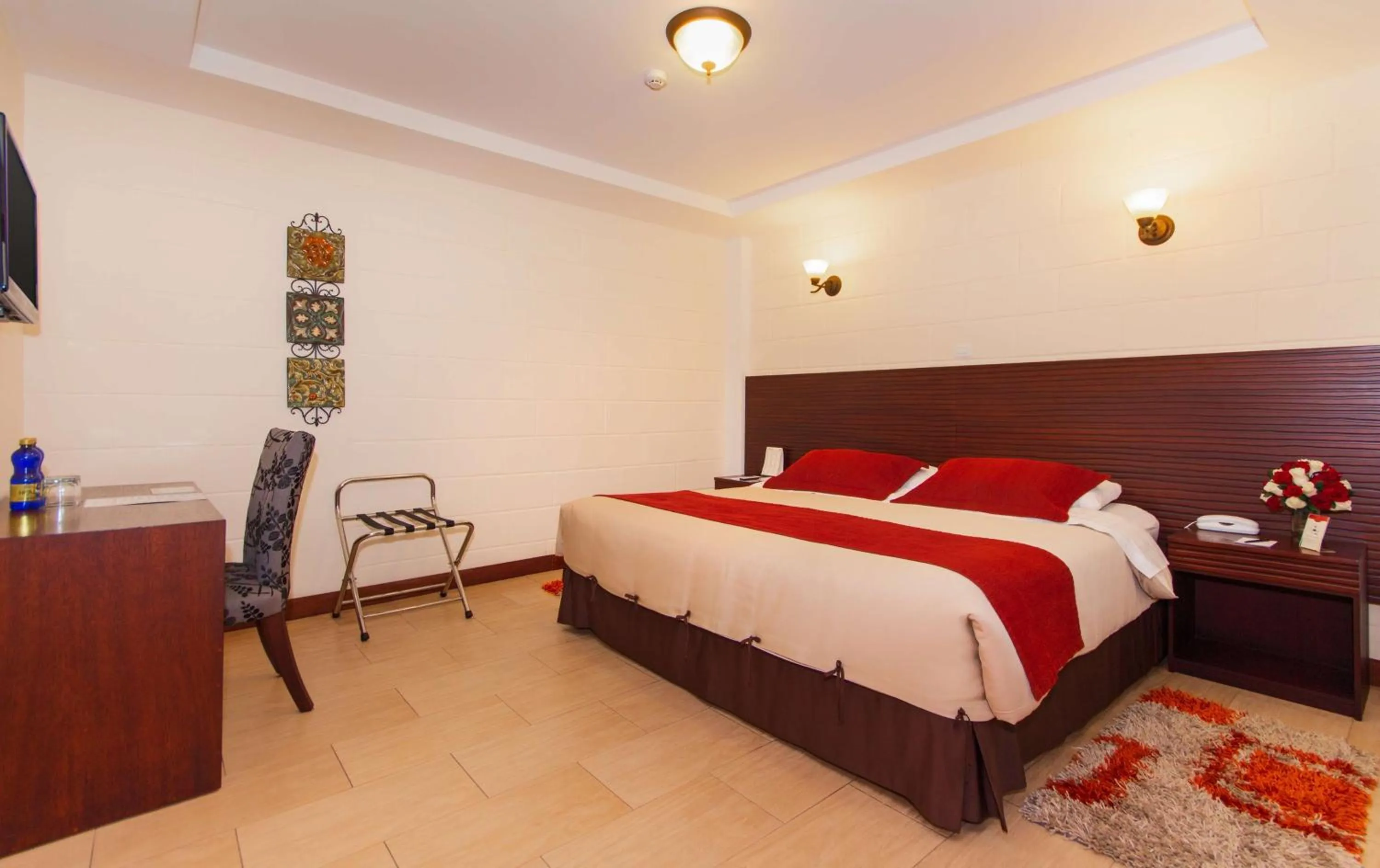 Photo of the whole room, Bed in Hotel Rincon de Puembo; BW Signature Collection