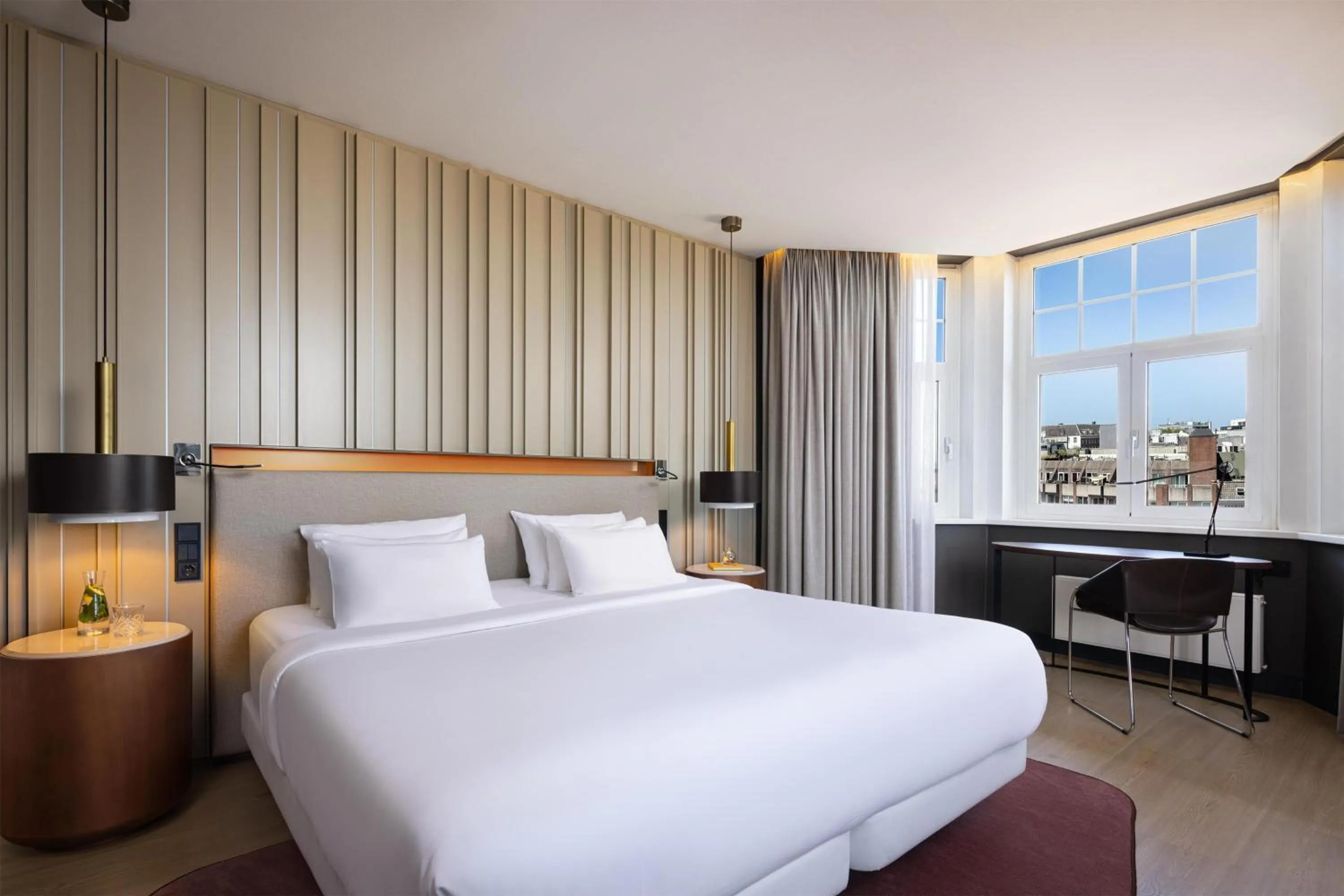 Photo of the whole room, Bed in NH Collection Amsterdam Flower Market