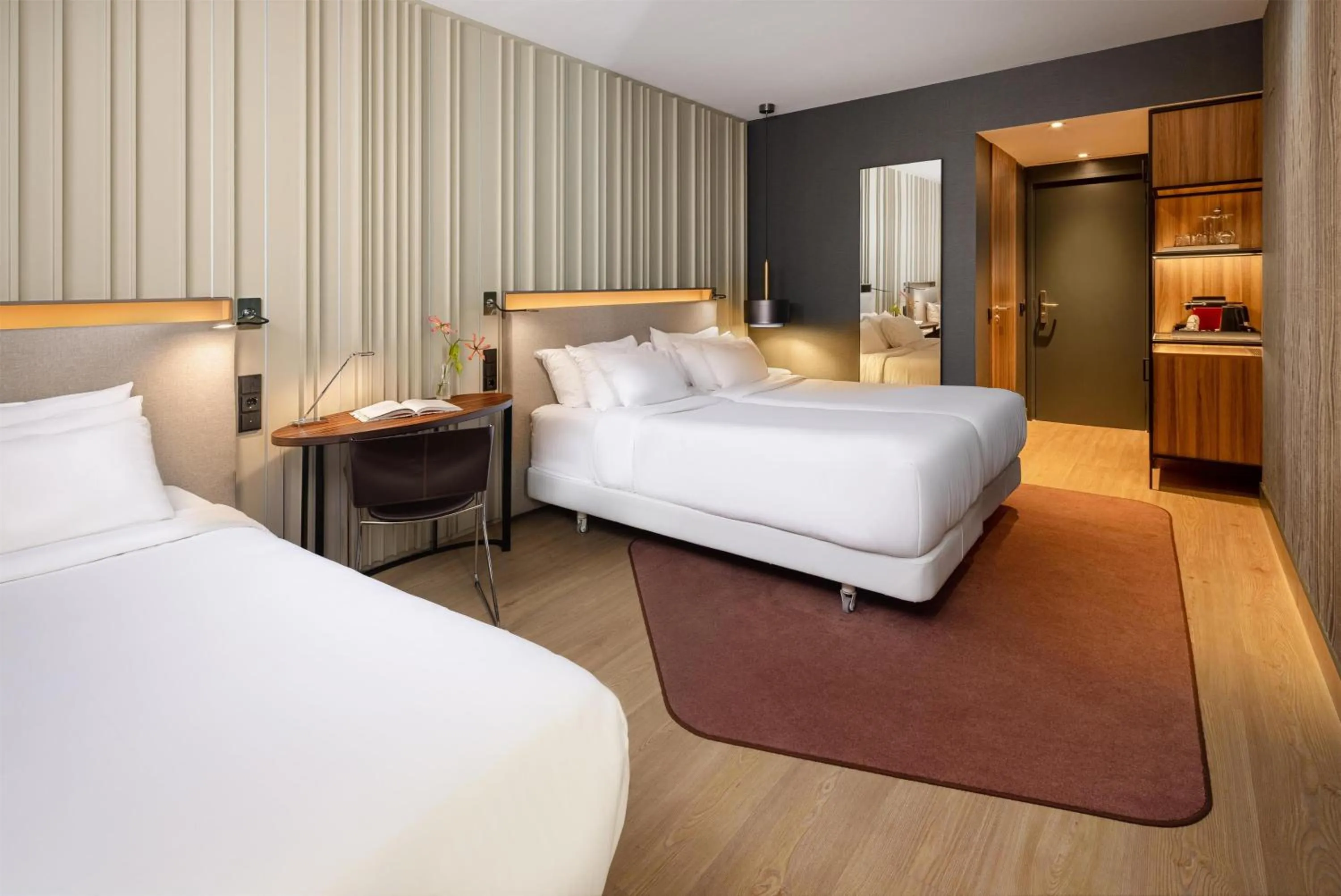 Photo of the whole room, Bed in NH Collection Amsterdam Flower Market