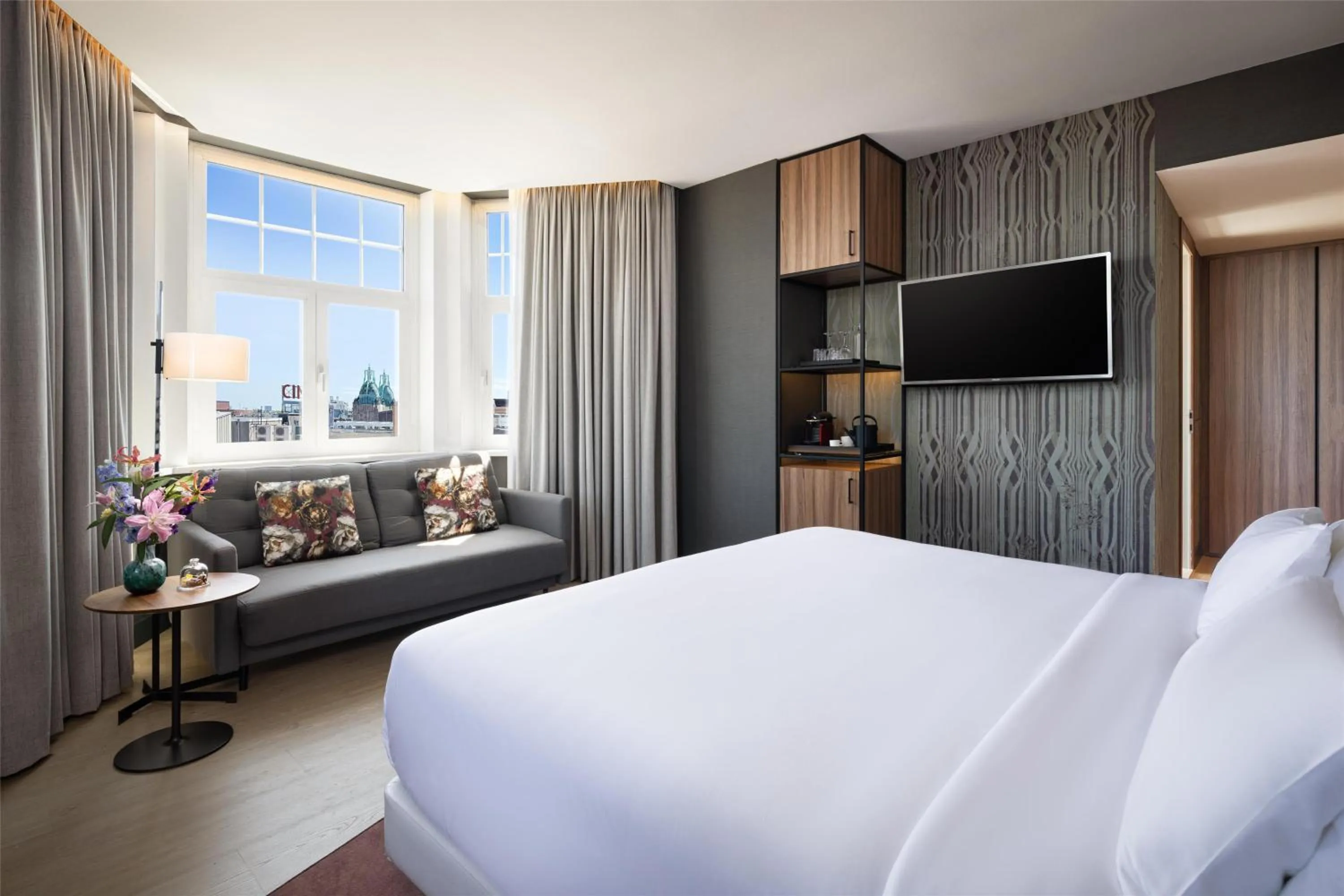 Photo of the whole room, Bed in NH Collection Amsterdam Flower Market