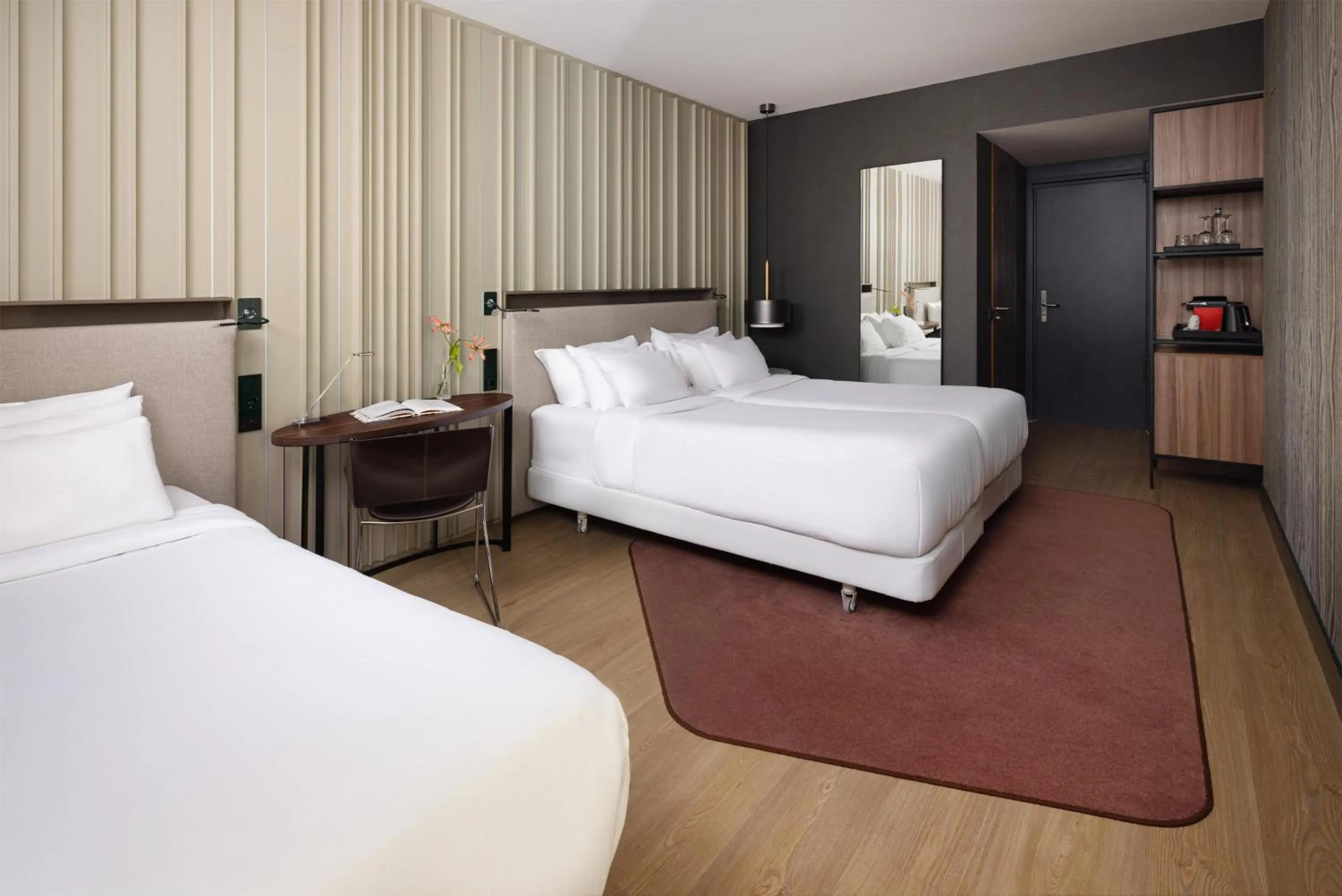 Photo of the whole room, Bed in NH Collection Amsterdam Flower Market