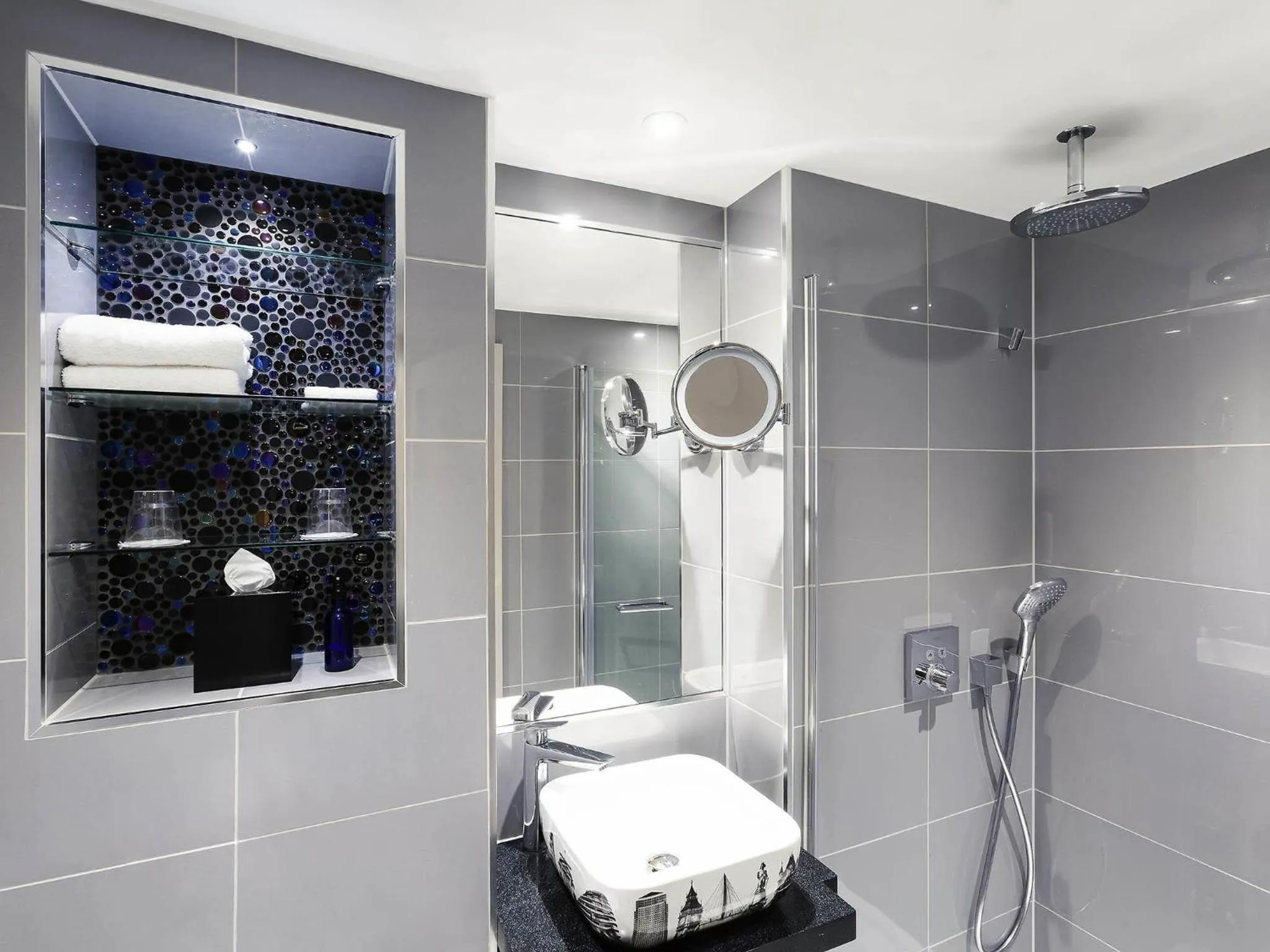 Bedroom in Mercure London Hyde Park Hotel