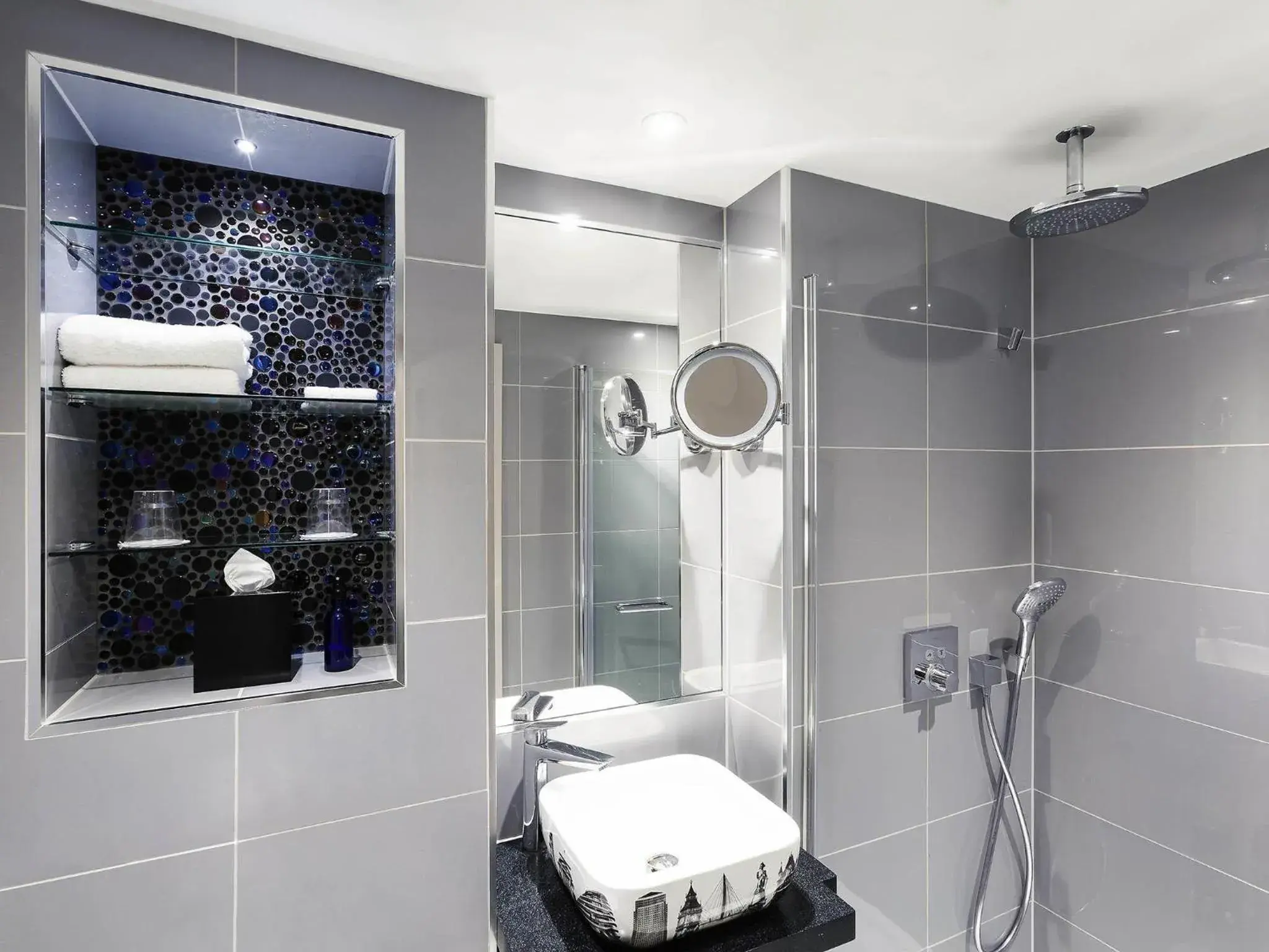 Bedroom in Mercure London Hyde Park Hotel Bedroom in Mercure London Hyde Park Hotel