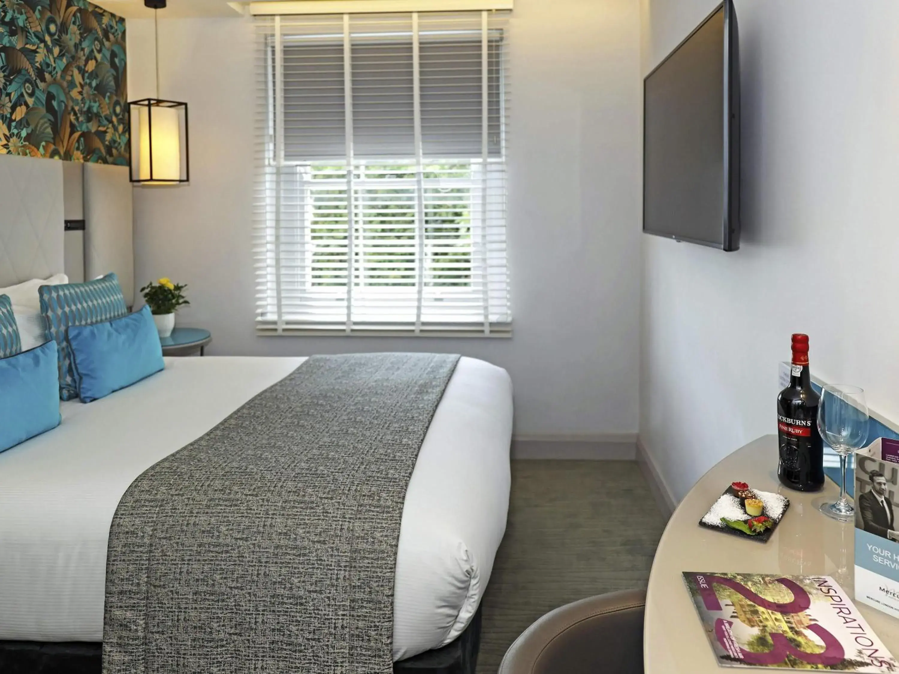 Bedroom, Bed in Mercure London Hyde Park Hotel Bedroom, Bed in Mercure London Hyde Park Hotel